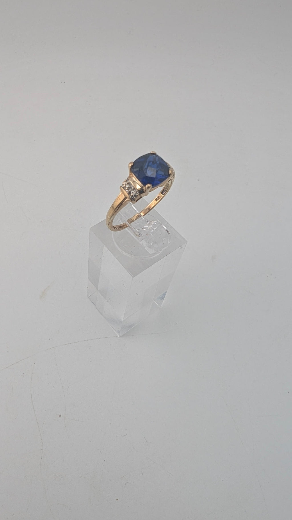 10K Gold Cushion-Cut Synthetic Sapphire & White Accent Stone Ring — Size 8.5