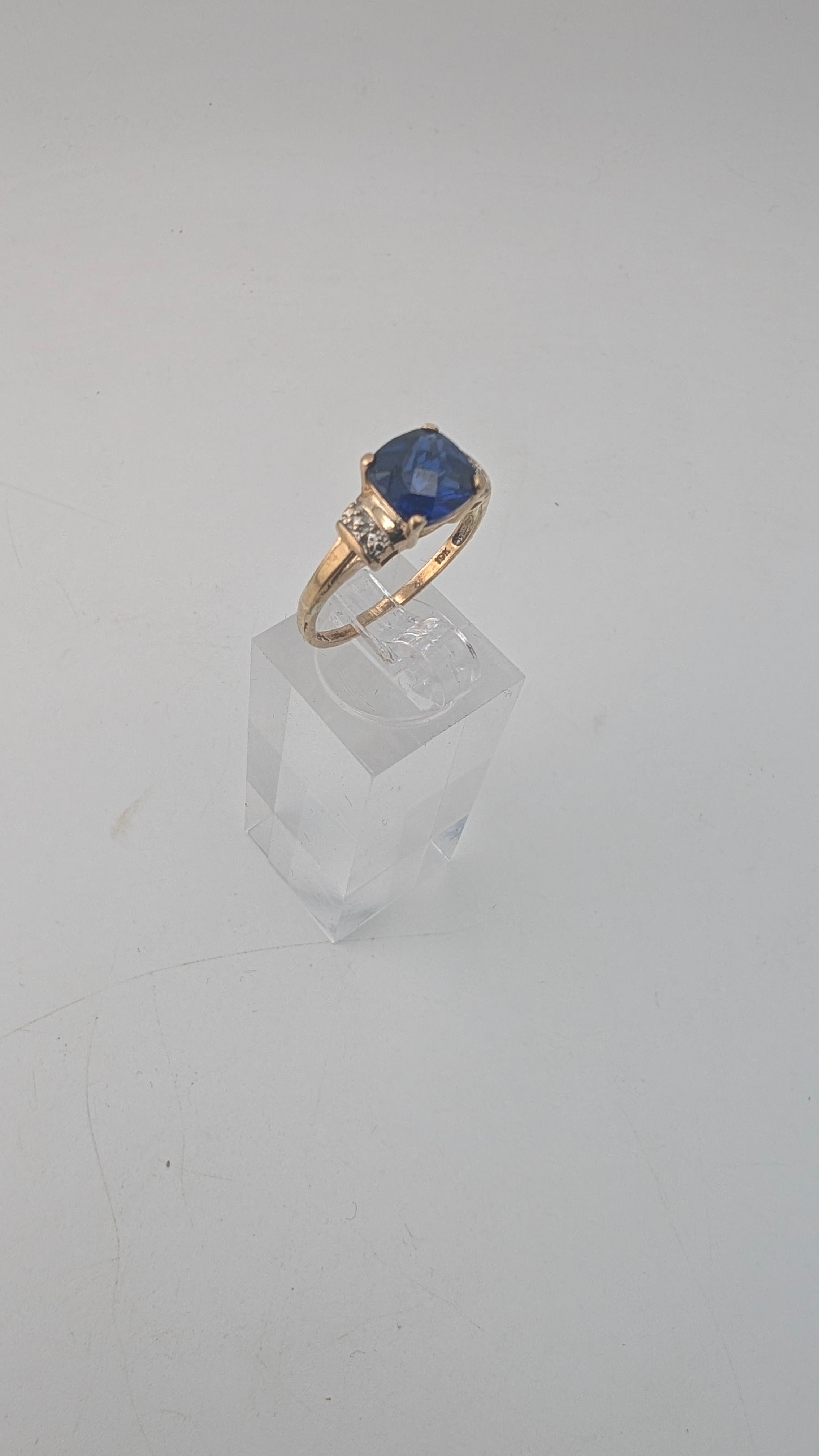 10K Gold Cushion-Cut Synthetic Sapphire & White Accent Stone Ring — Size 8.5
