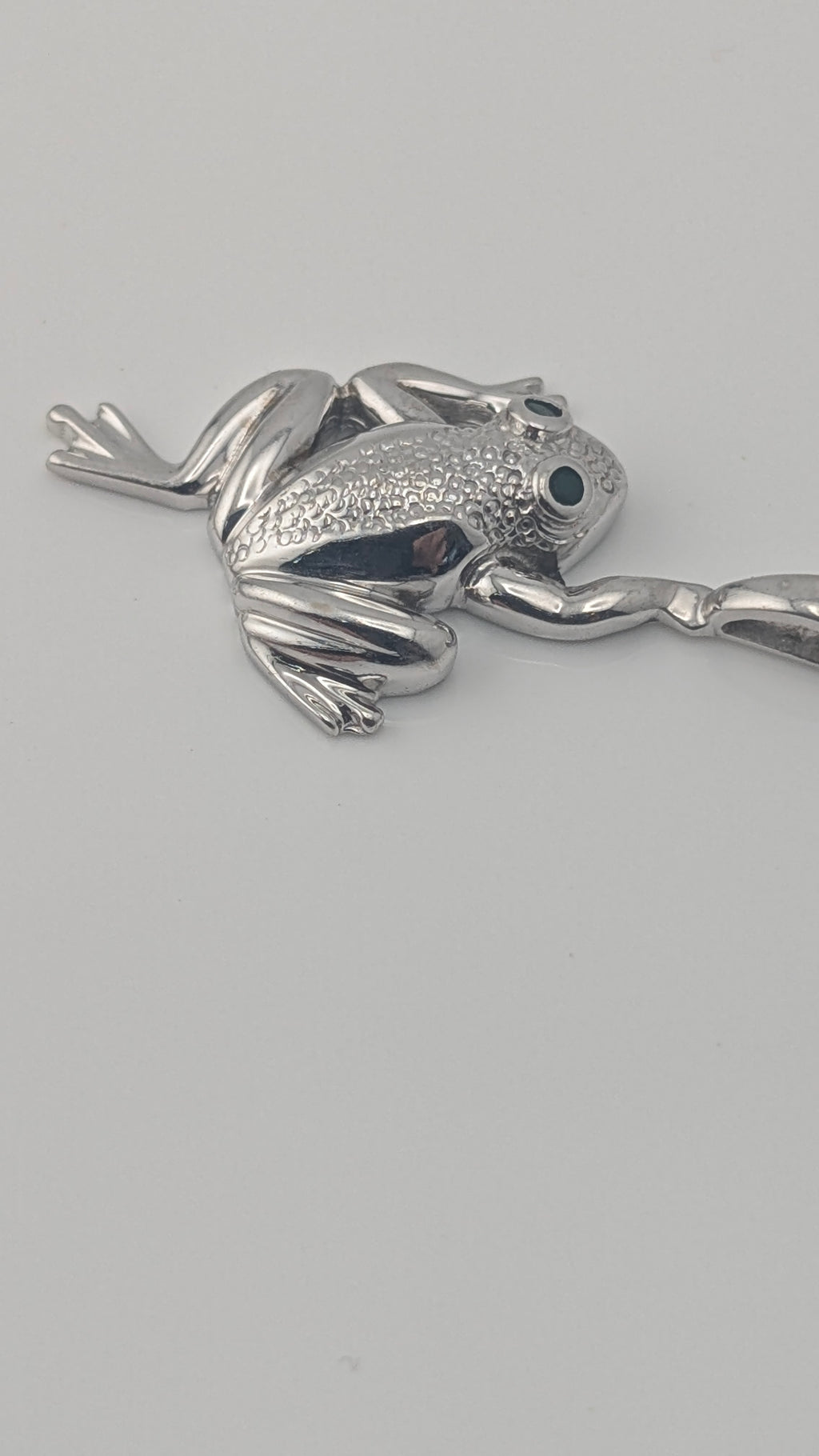 Vintage 14K Gold Frog Pendant with Dark Stone Eyes