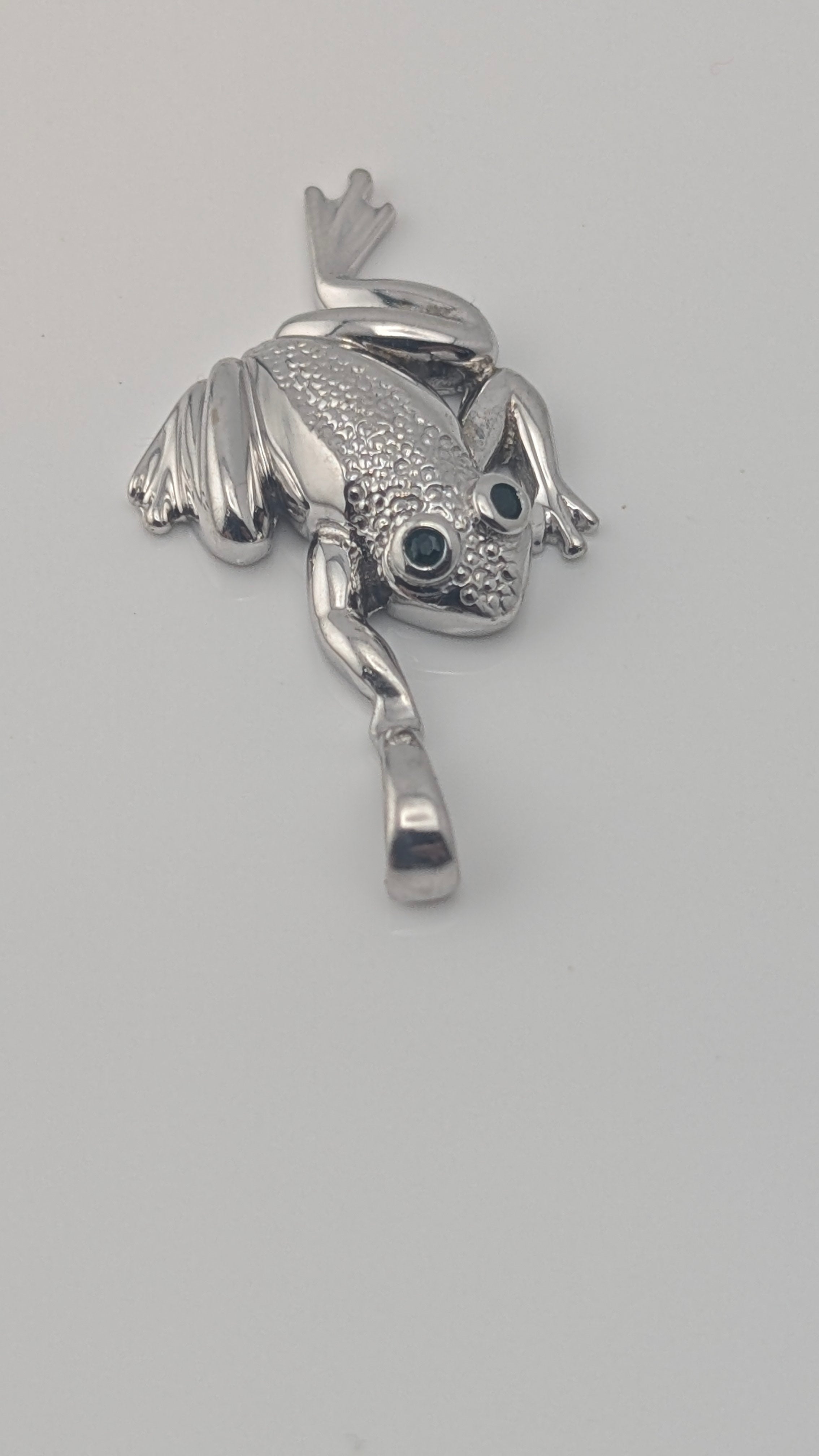 Vintage 14K Gold Frog Pendant with Dark Stone Eyes
