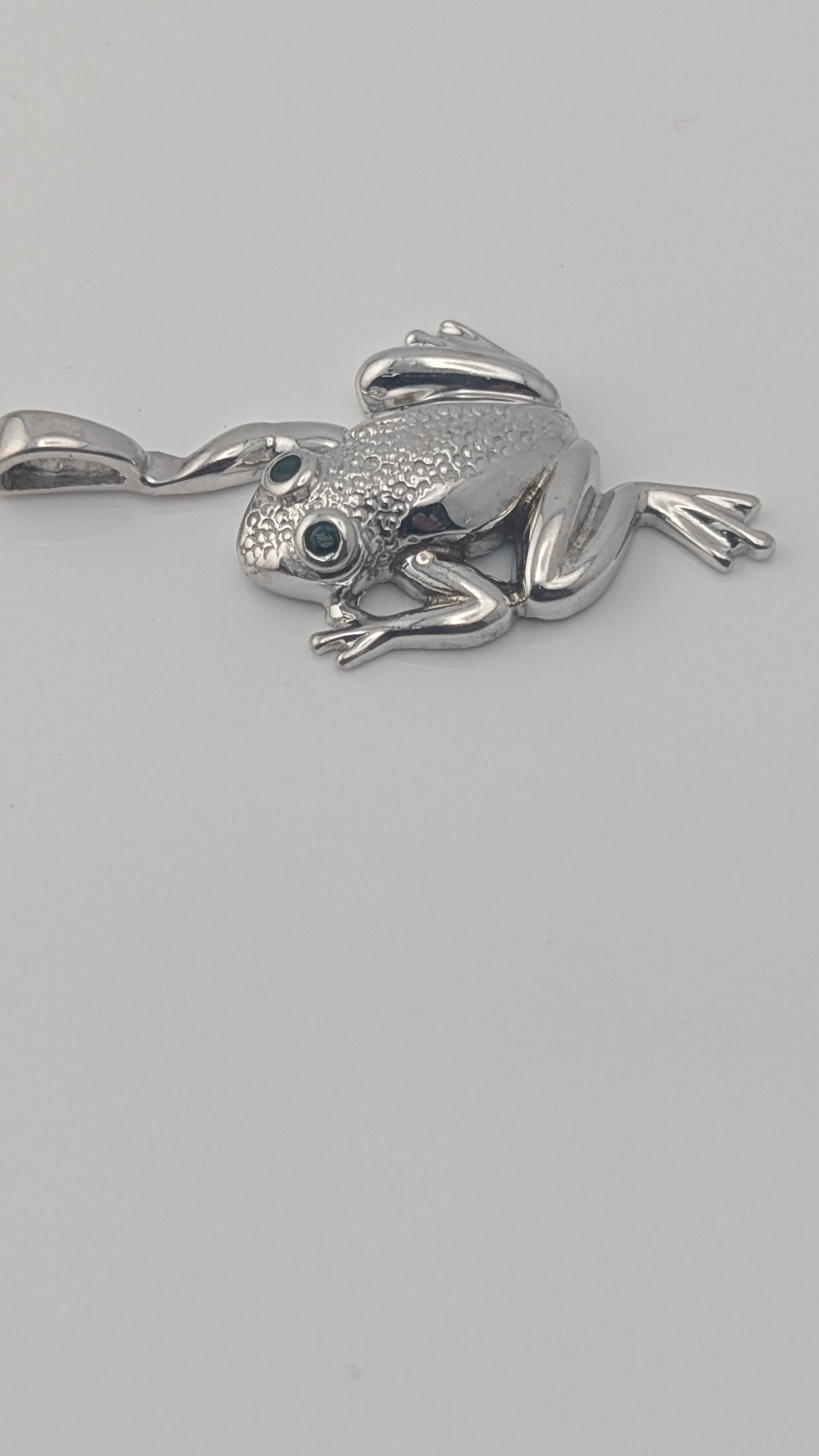 Vintage 14K Gold Frog Pendant with Dark Stone Eyes