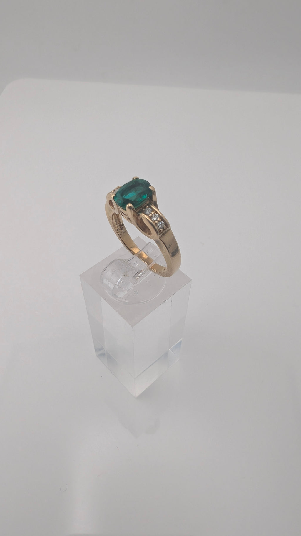 Vintage 14K Gold Natural Emerald & Diamond Accent Ring — Size 7