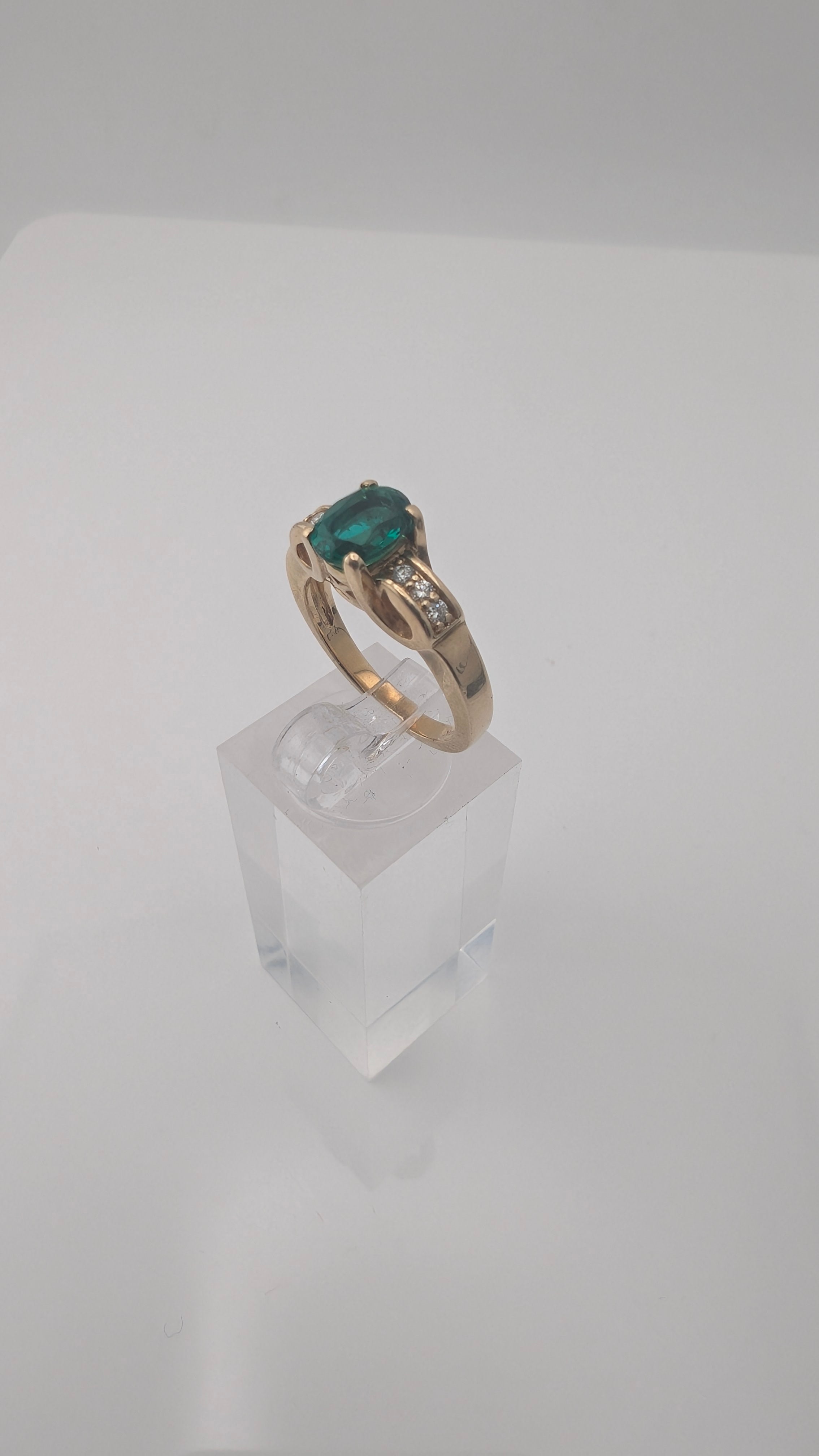Vintage 14K Gold Natural Emerald & Diamond Accent Ring — Size 7