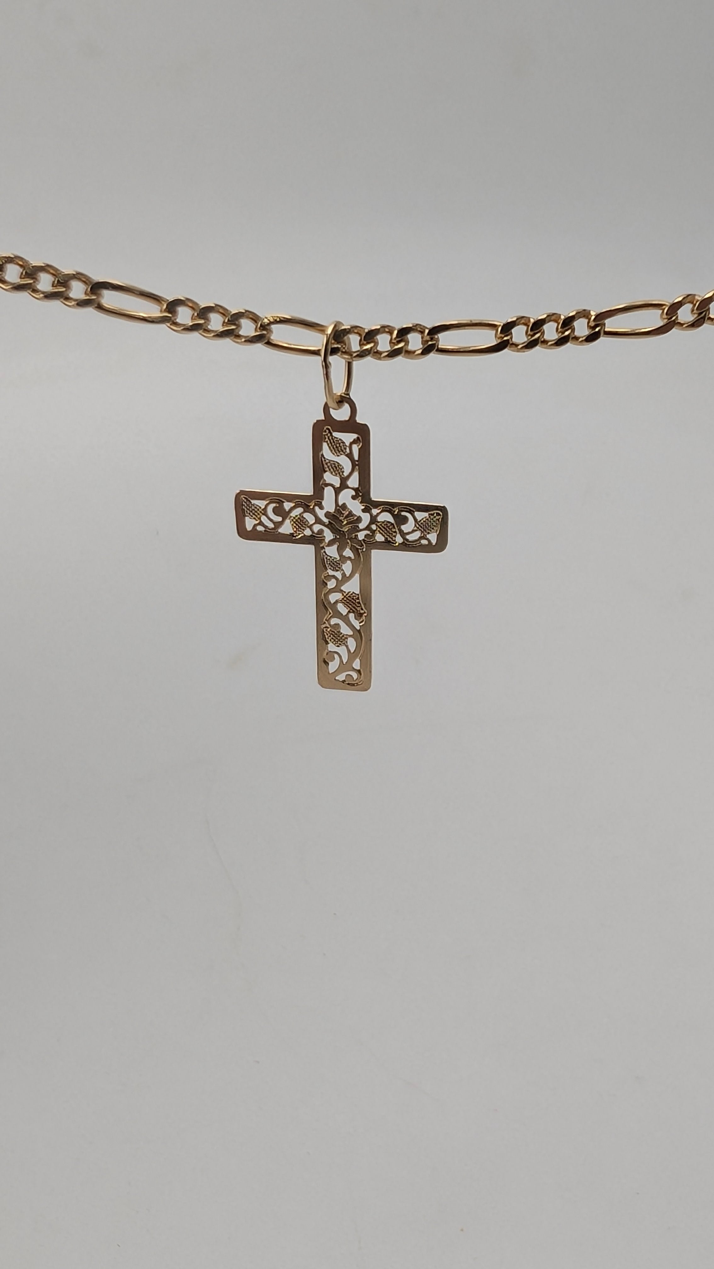 14K Yellow Gold Openwork Floral Crucifix Pendant – Vintage