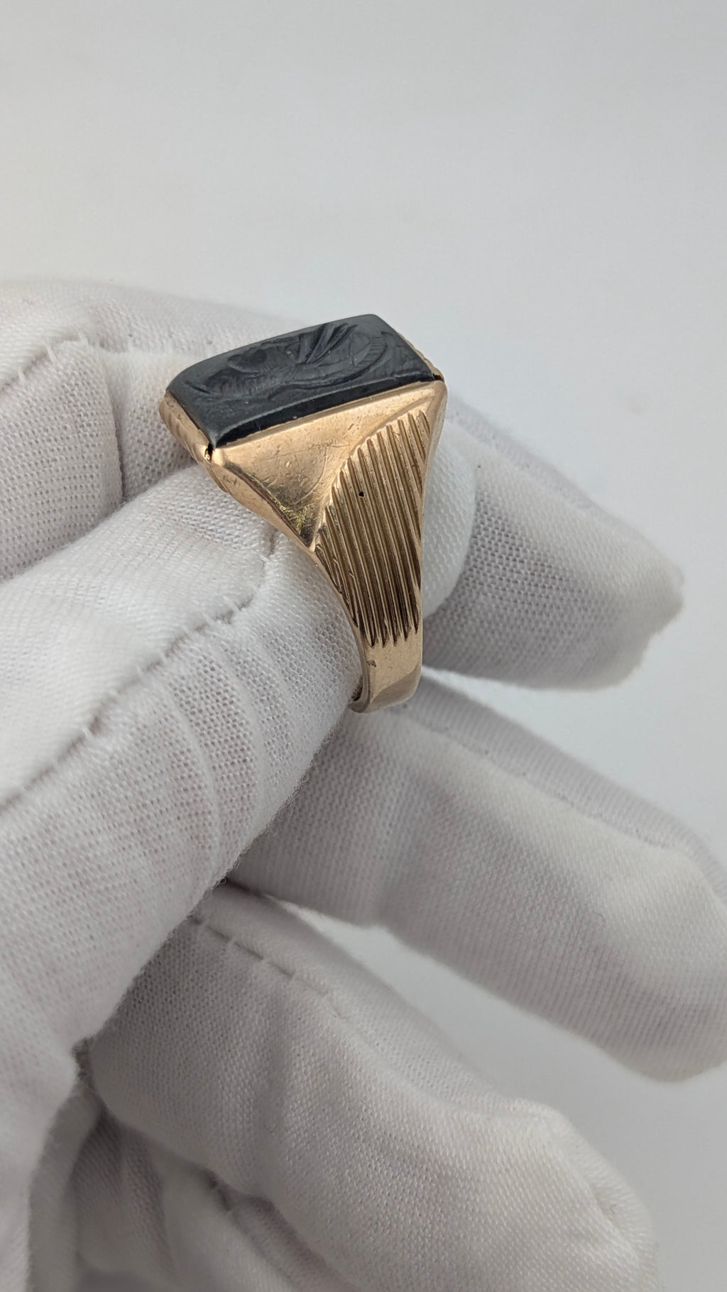 Vintage 10K Gold Men's Signet Ring with Hand-Carved Black Onyx – Size 10½