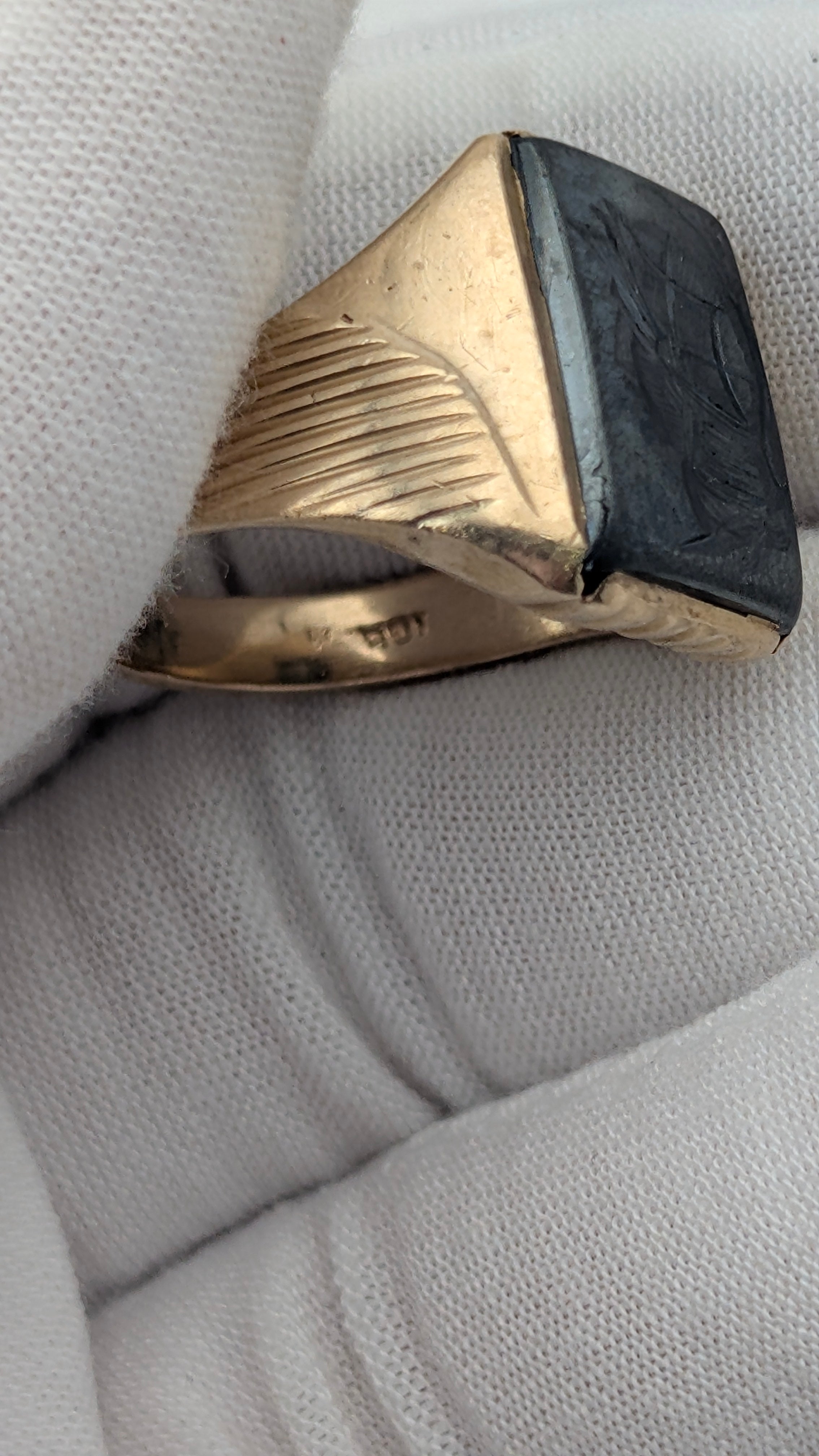 Vintage 10K Gold Men's Signet Ring with Hand-Carved Black Onyx – Size 10½