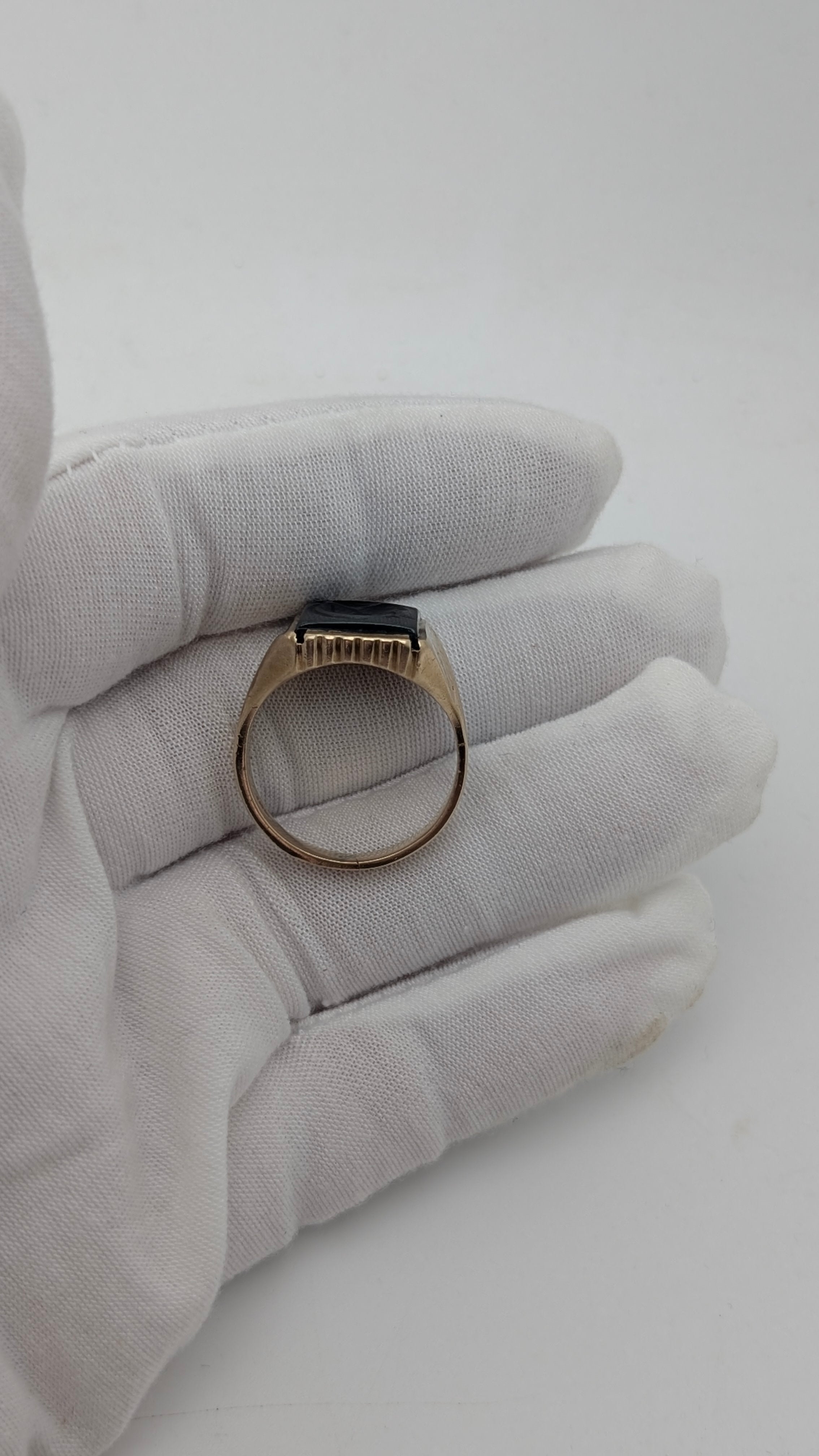 Vintage 10K Gold Men's Signet Ring with Hand-Carved Black Onyx – Size 10½