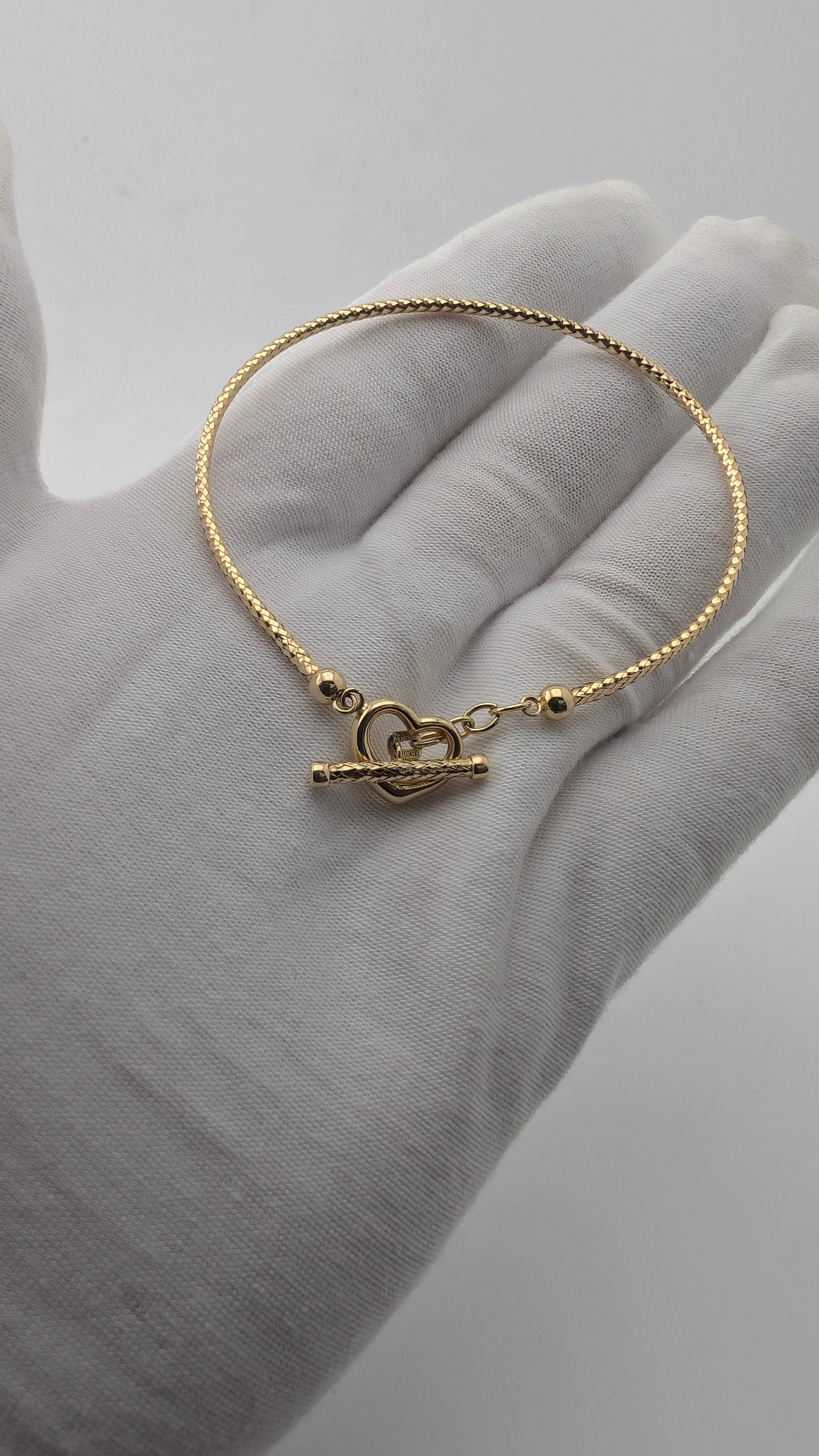 14K Yellow Gold Heart Toggle Bracelet – 6 Inches