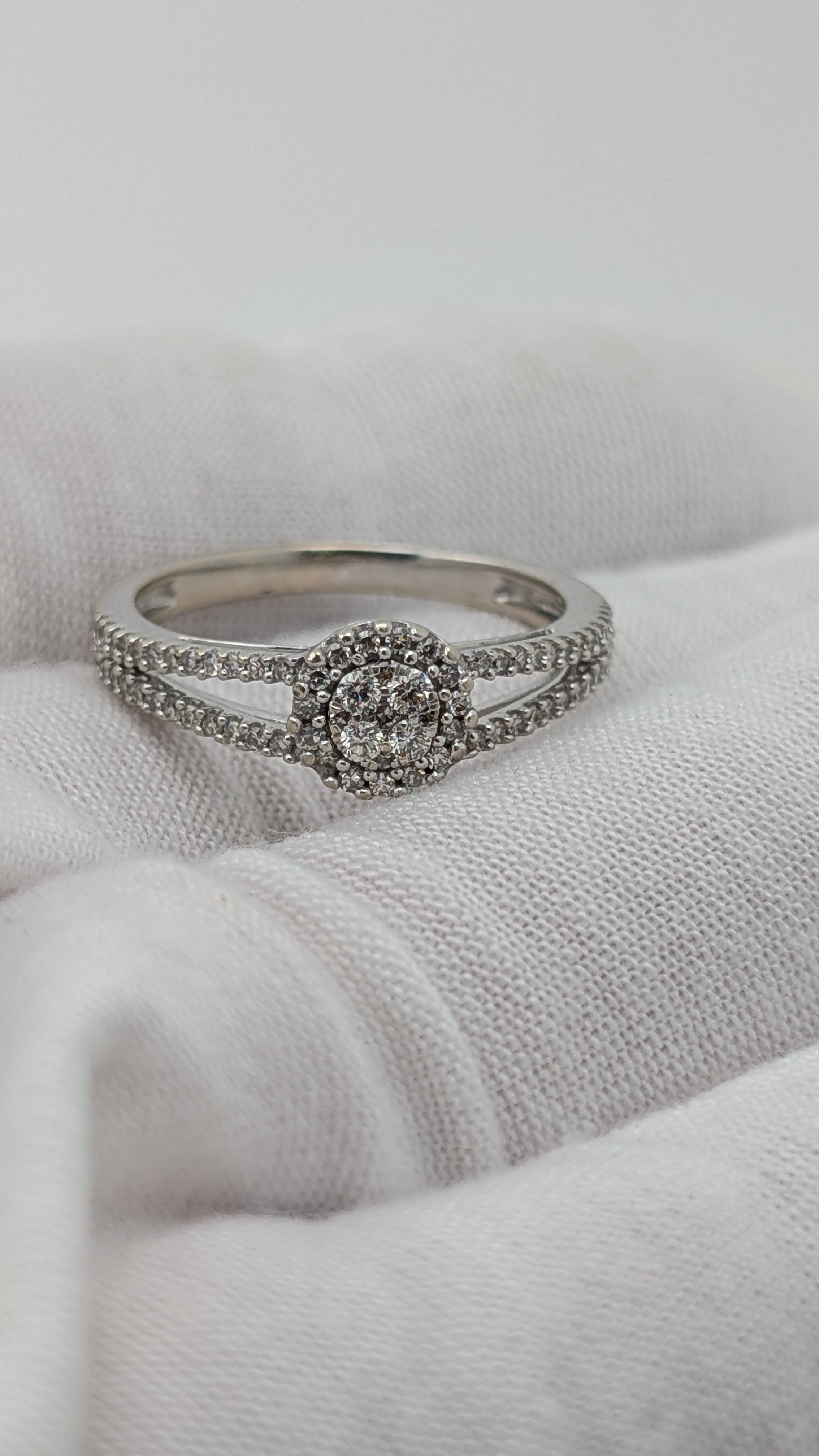 10K White Gold Diamond Halo Ring – Size 8