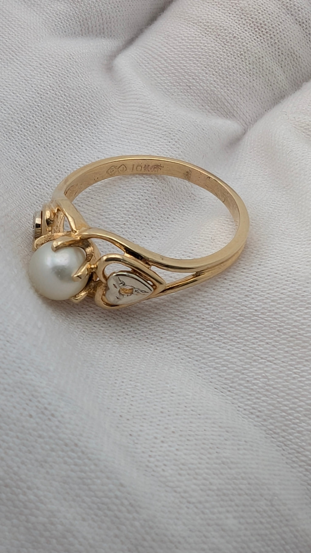 10K Gold Cultured Pearl Ring with Heart Accent Stones Size 7
