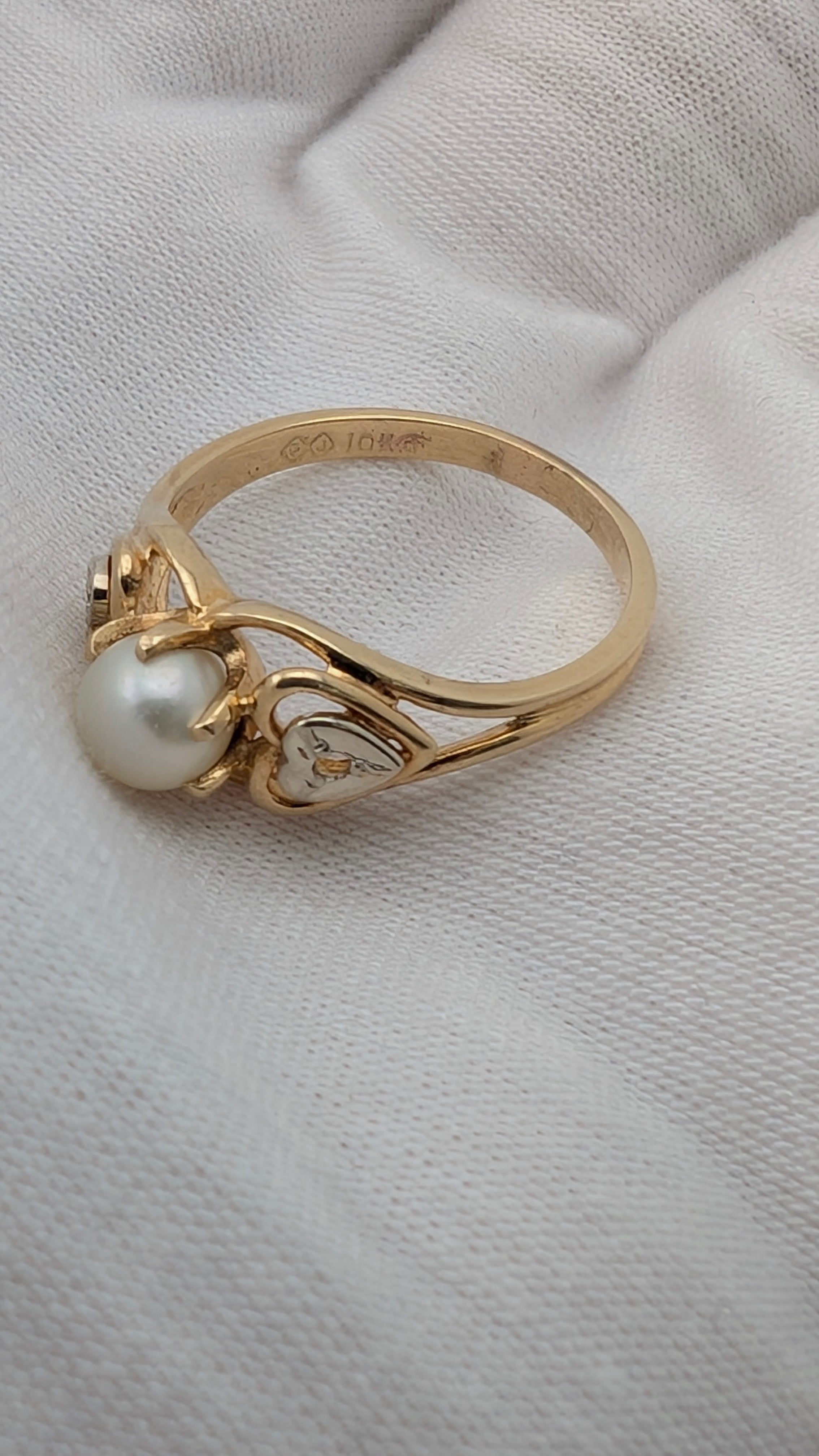 10K Gold Cultured Pearl Ring with Heart Accent Stones Size 7