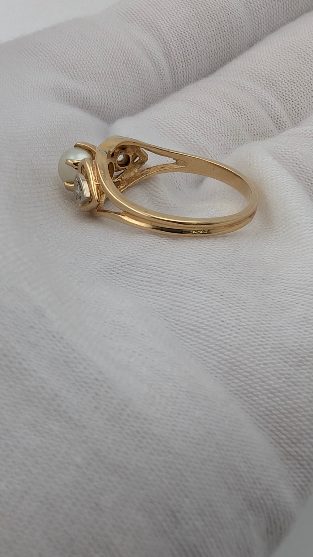 10K Gold Cultured Pearl Ring with Heart Accent Stones Size 7