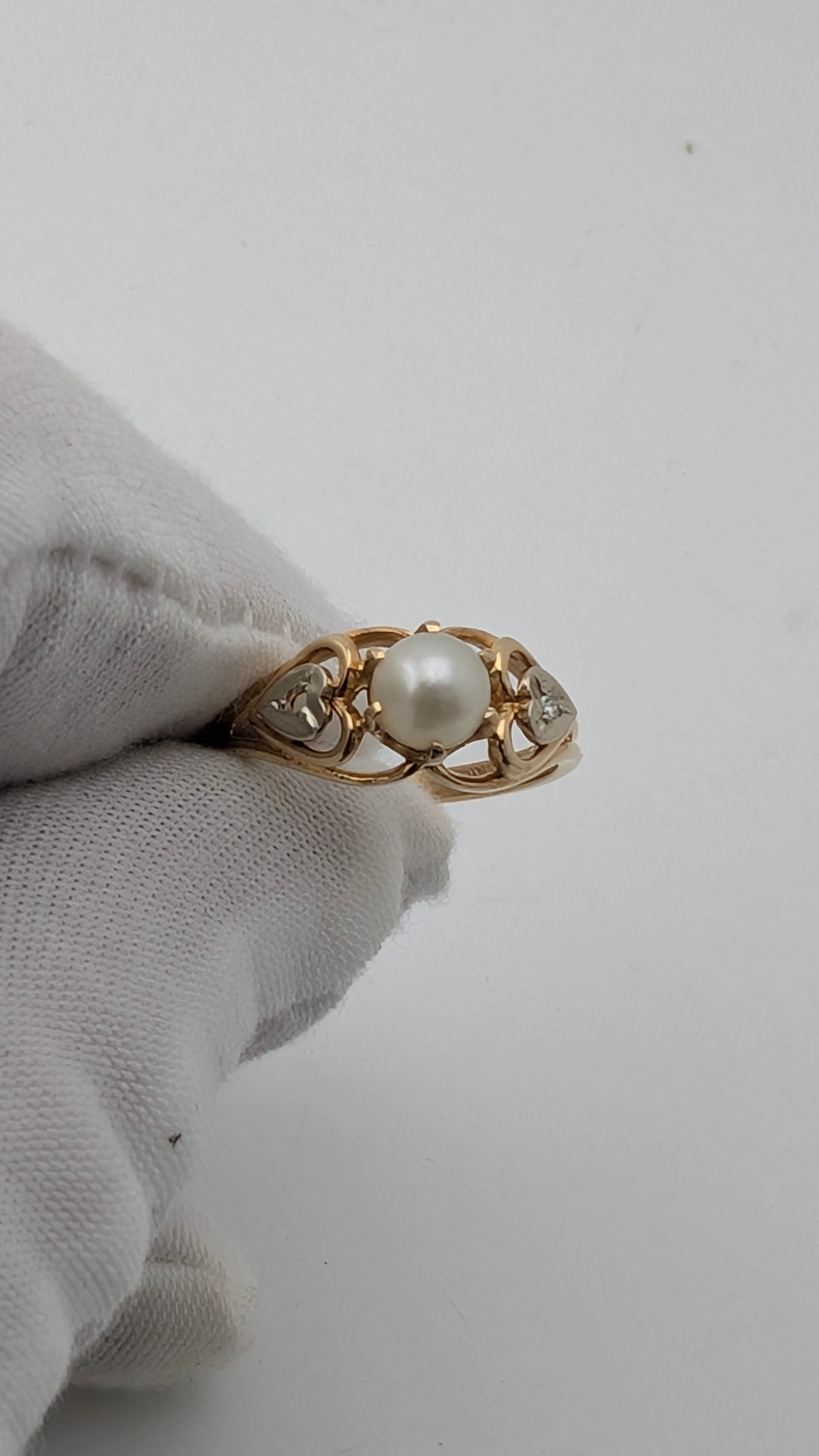 10K Gold Cultured Pearl Ring with Heart Accent Stones Size 7