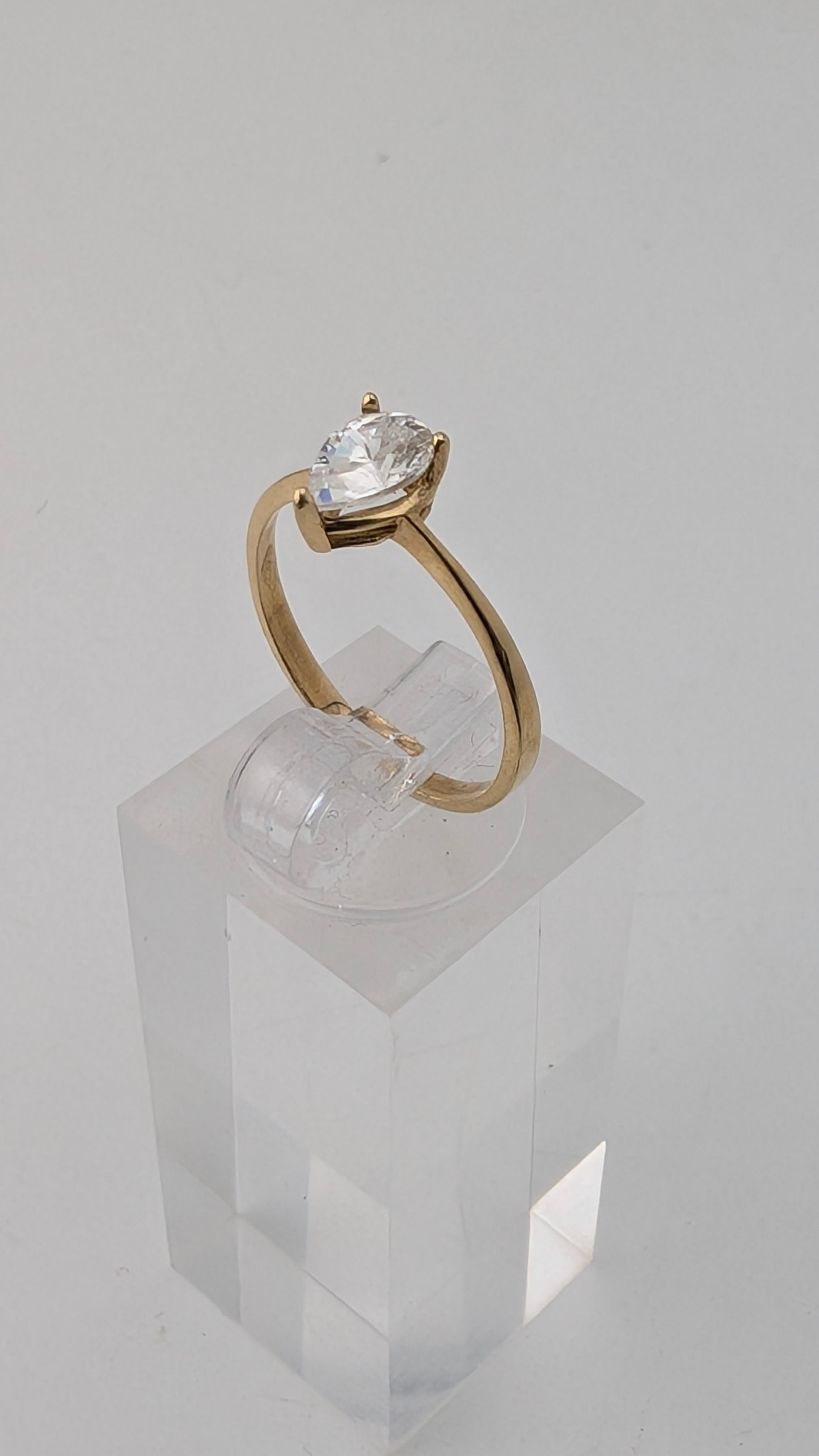 10K Gold Pear Cut Cubic Zirconia Solitaire Ring Size 6¼