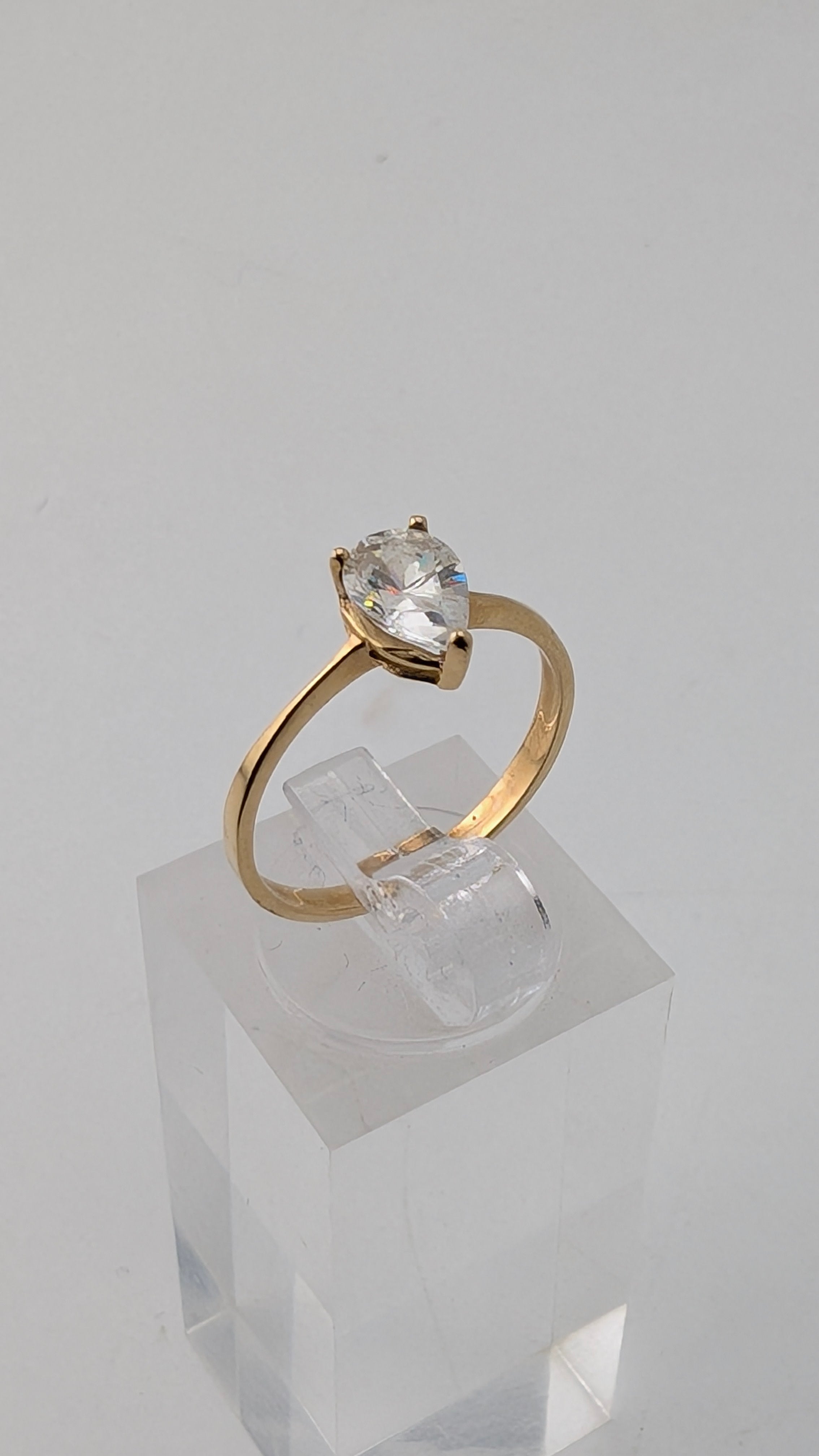10K Gold Pear Cut Cubic Zirconia Solitaire Ring Size 6¼
