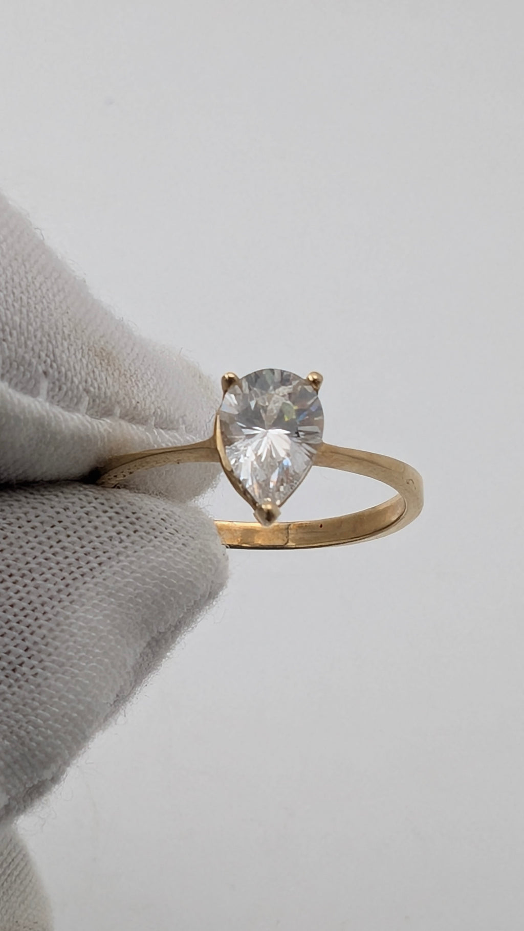 10K Gold Pear Cut Cubic Zirconia Solitaire Ring Size 6¼