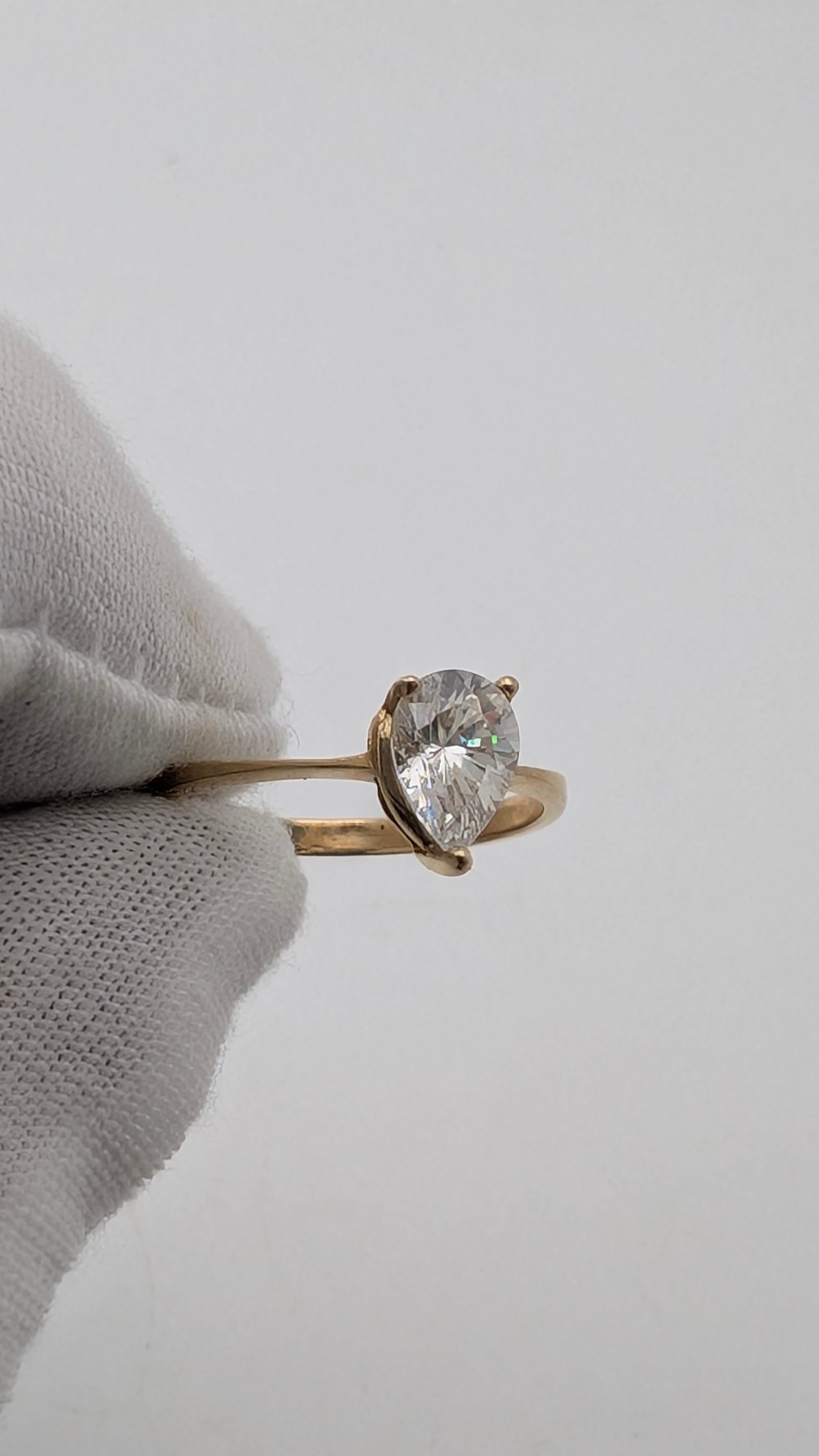10K Gold Pear Cut Cubic Zirconia Solitaire Ring Size 6¼