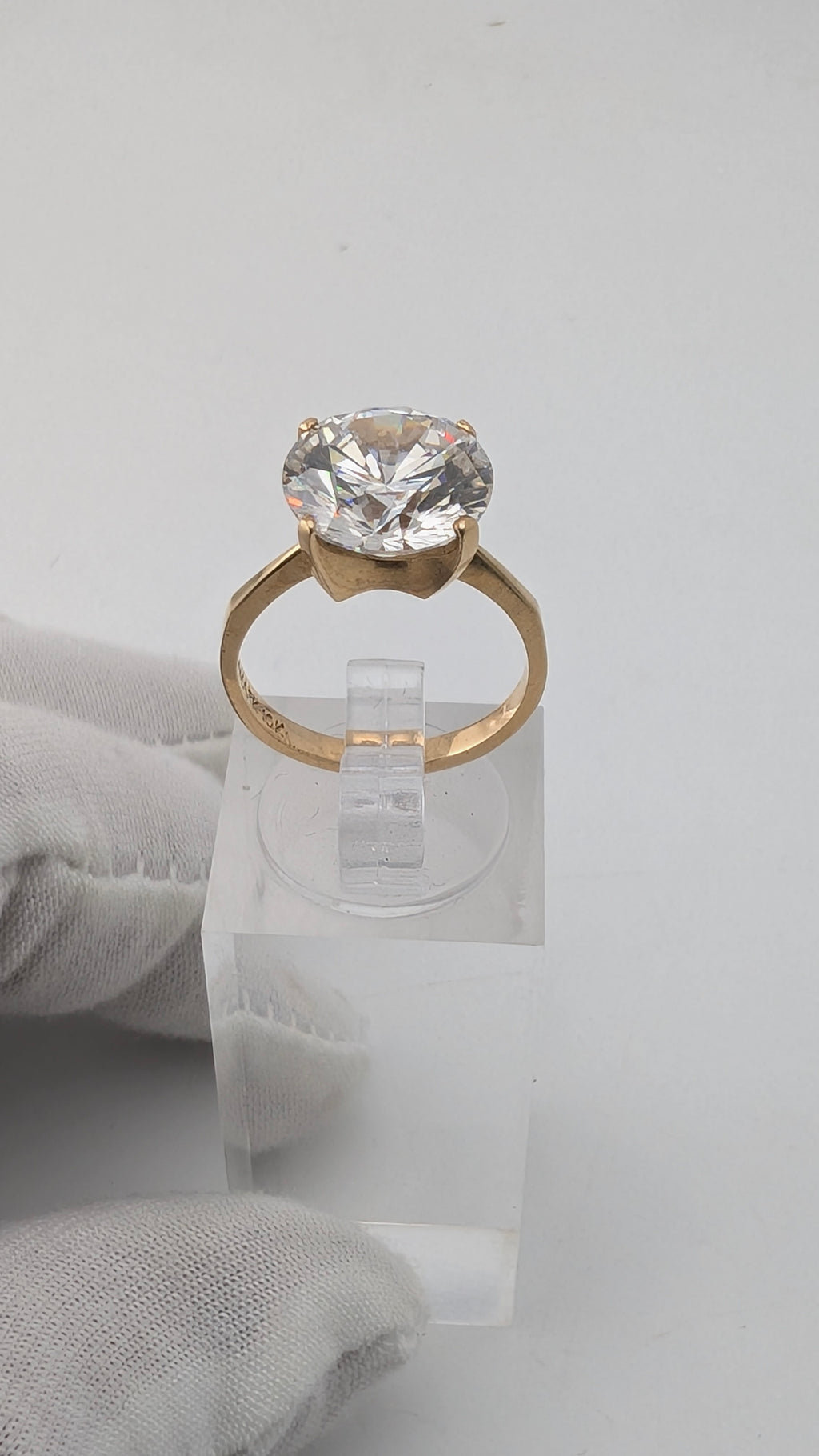 Diamark 10K Gold Solitaire Ring – Size 6