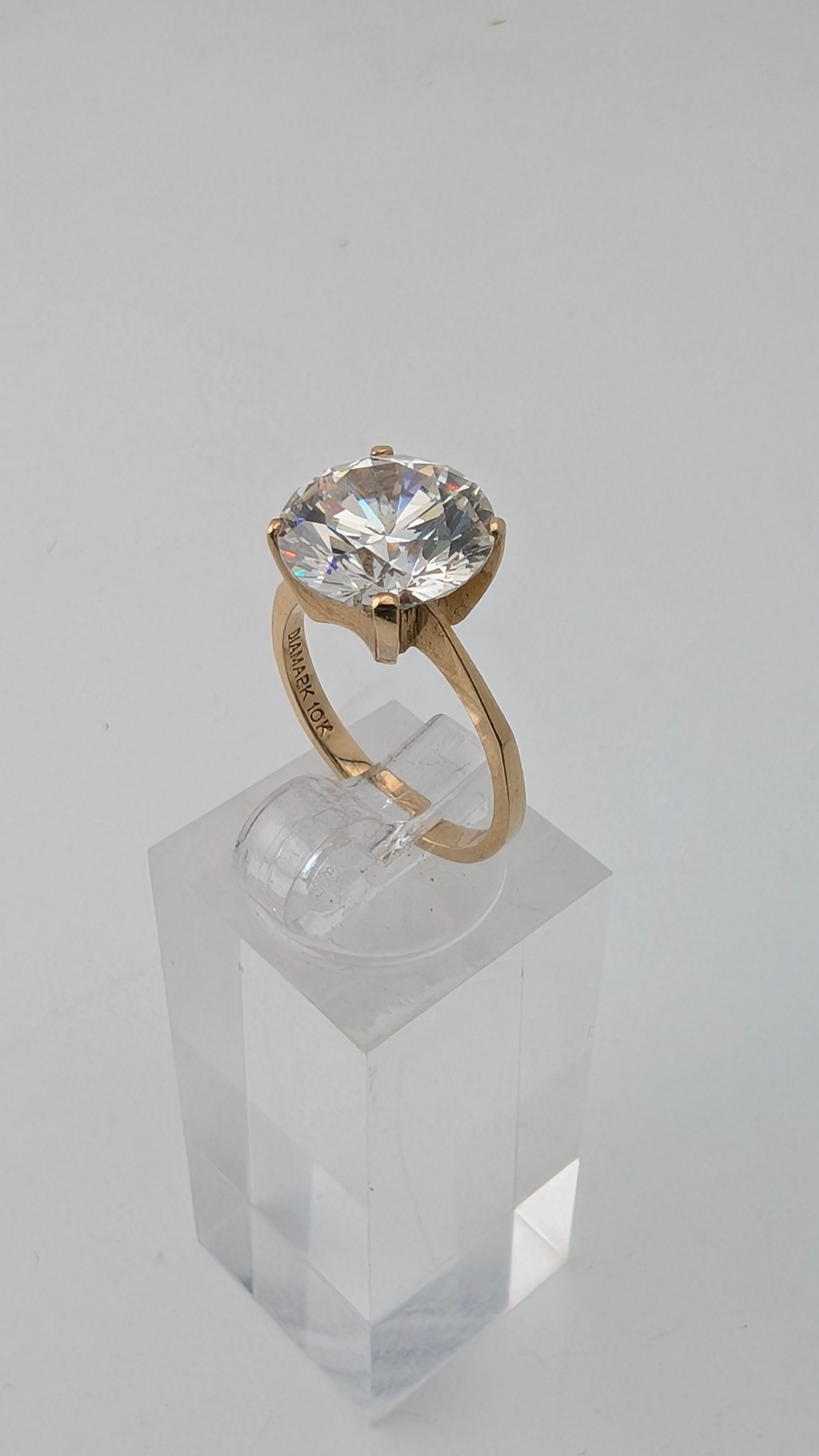 Diamark 10K Gold Solitaire Ring – Size 6