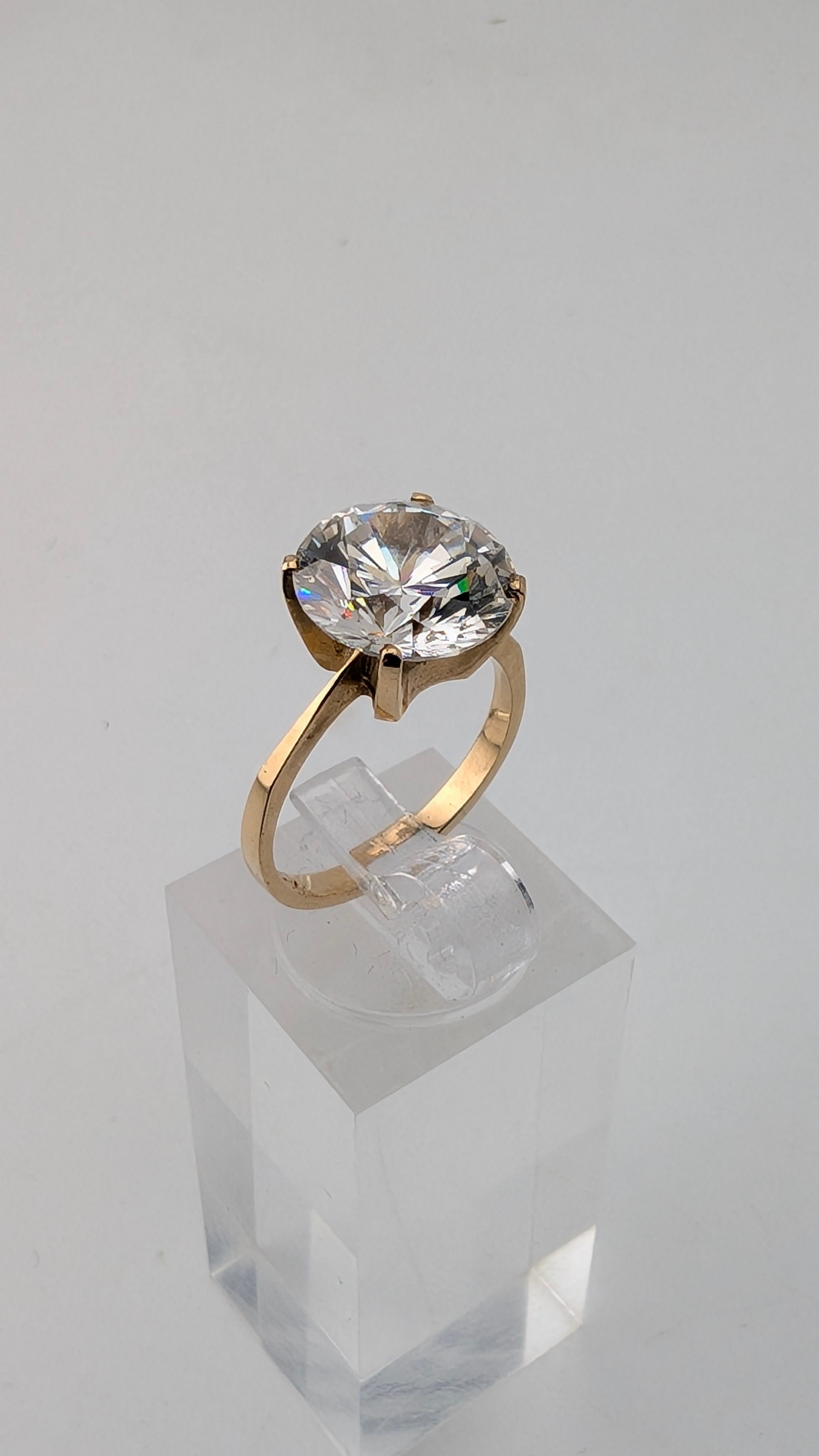 Diamark 10K Gold Solitaire Ring – Size 6