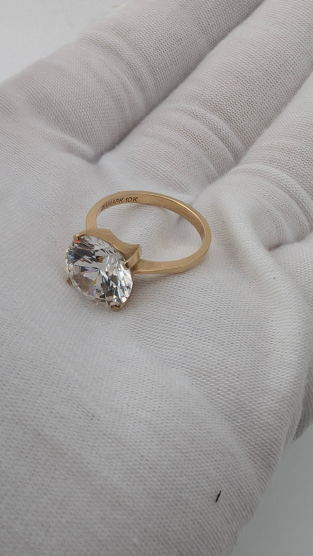 Diamark 10K Gold Solitaire Ring – Size 6