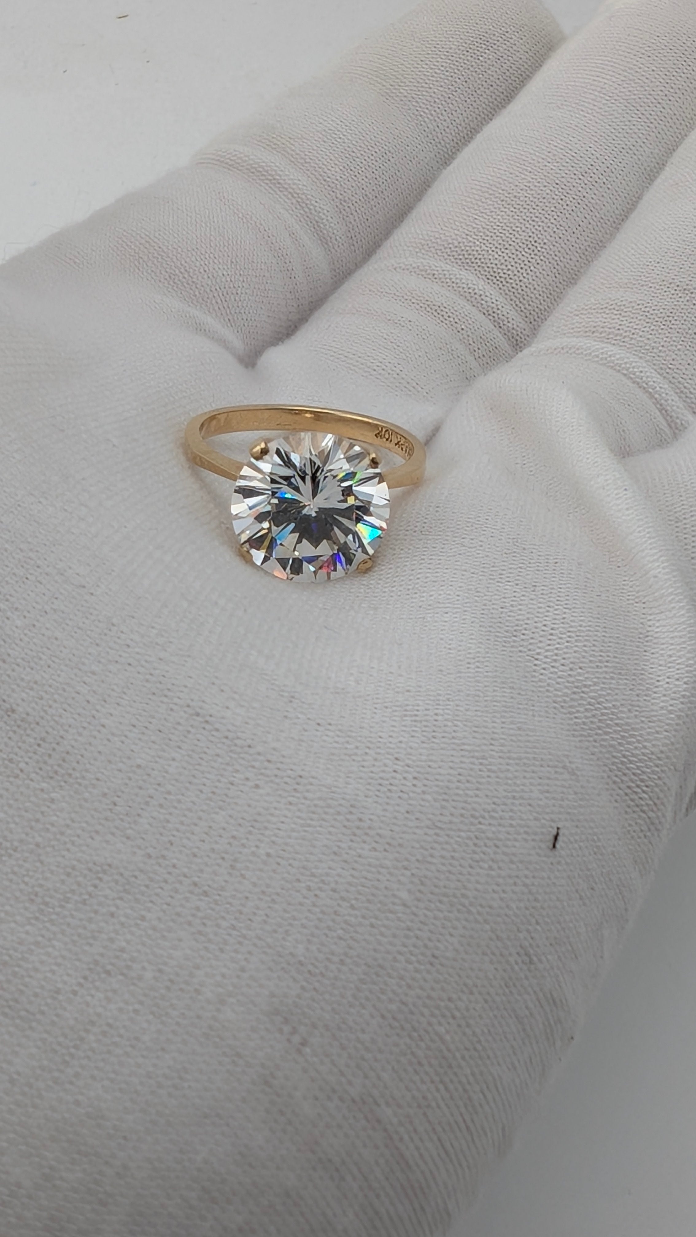 Diamark 10K Gold Solitaire Ring – Size 6