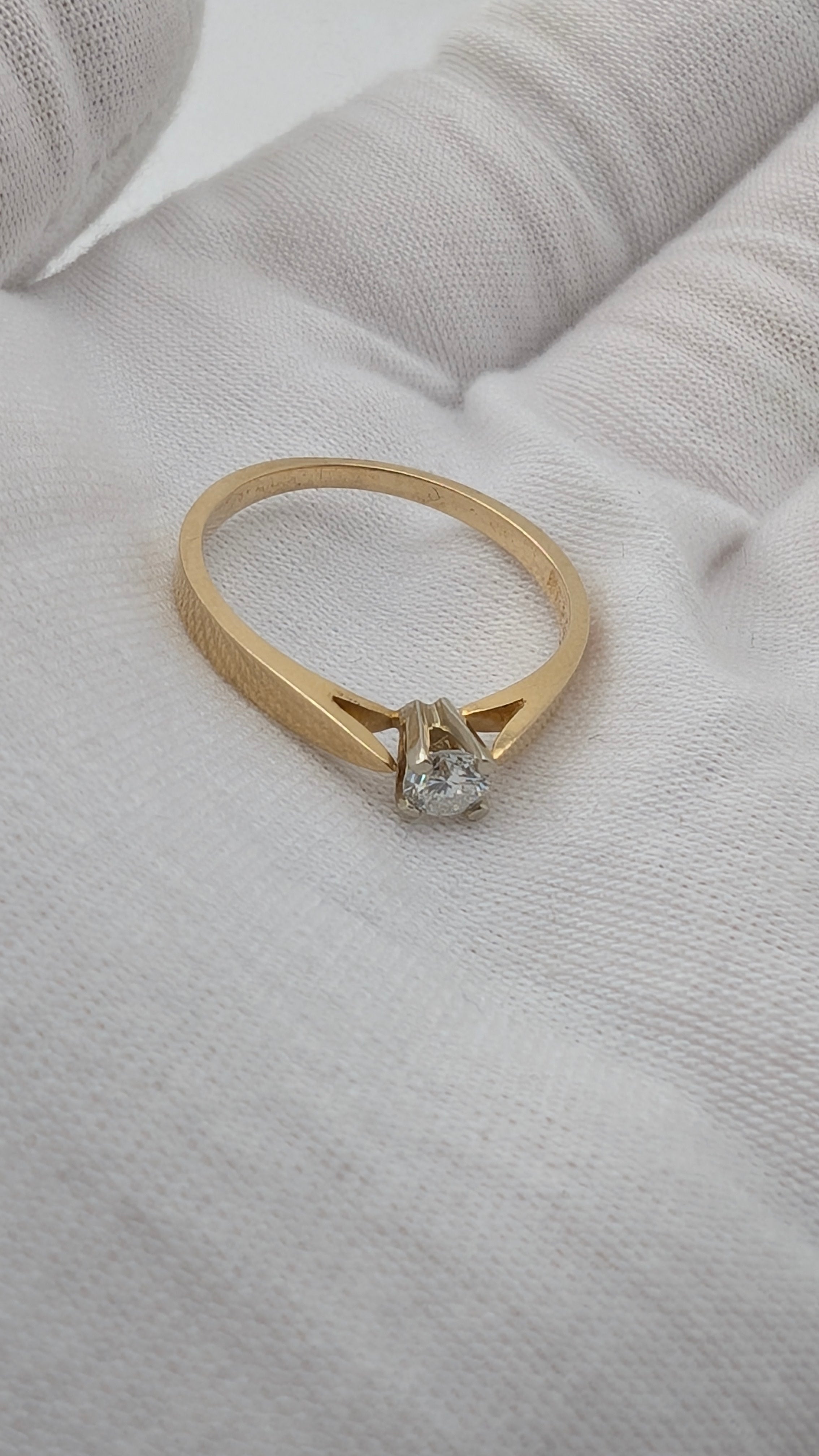 14K Gold Diamond Solitaire Ring – Size 7