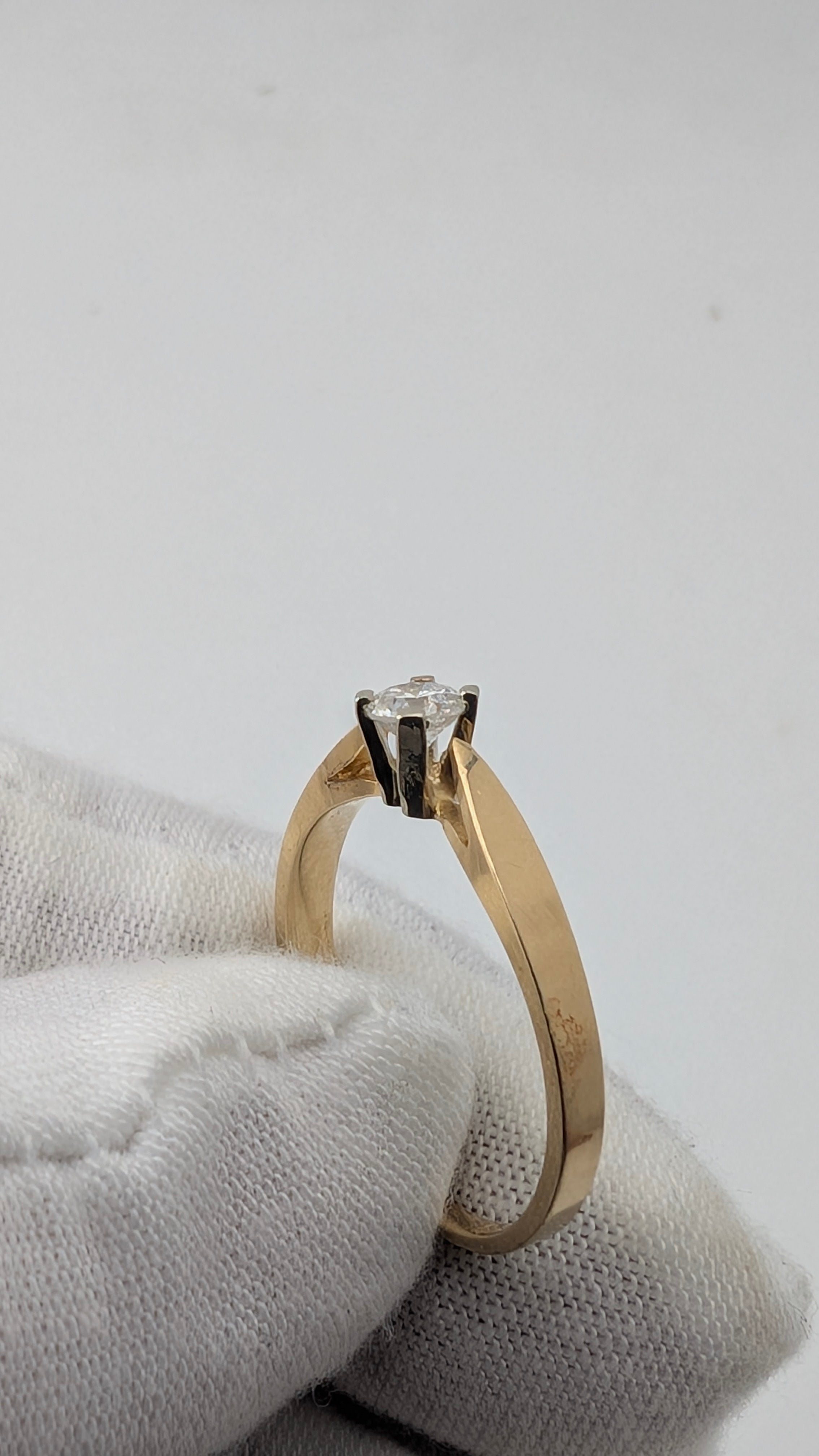 14K Gold Diamond Solitaire Ring – Size 7