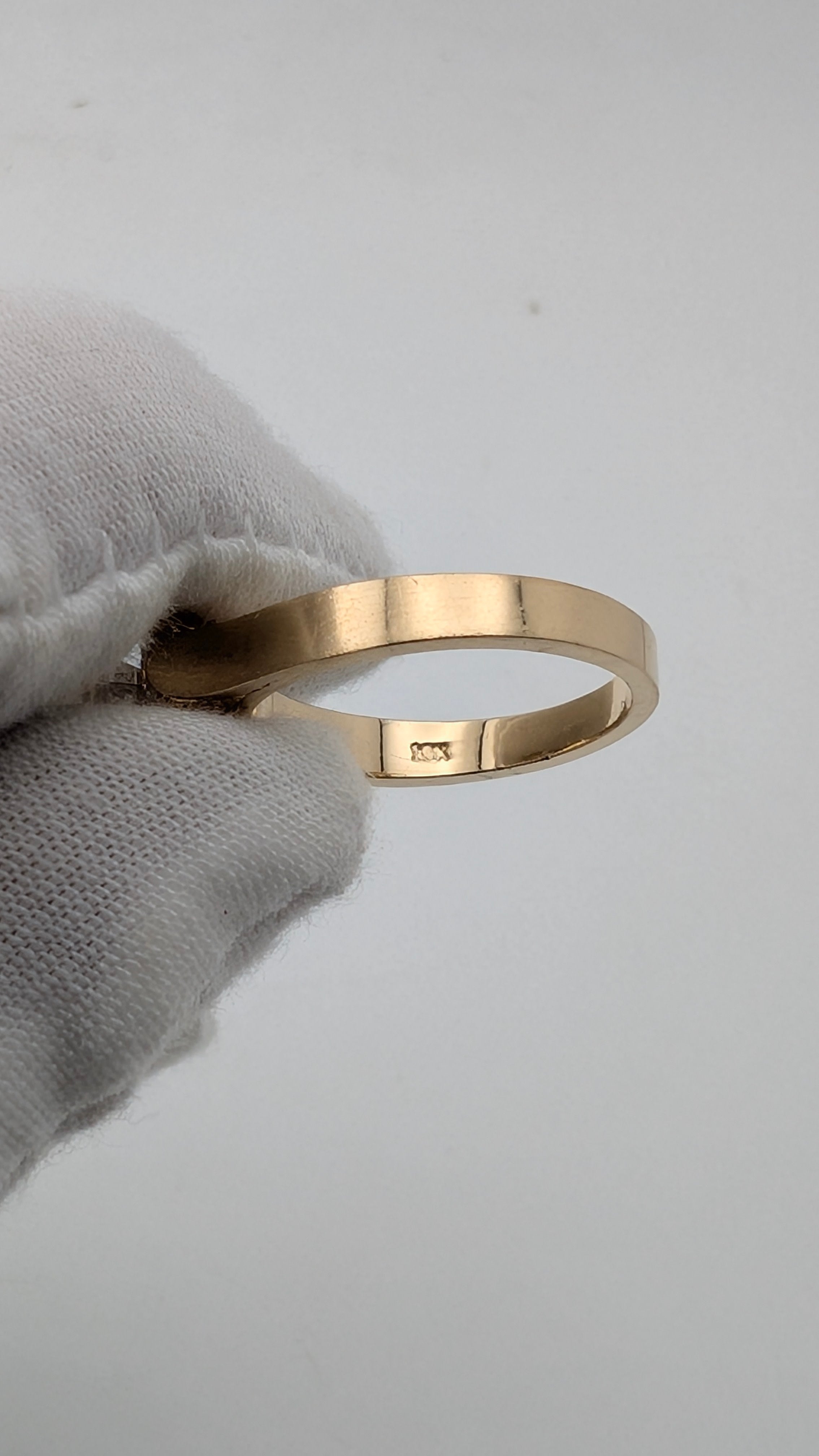 10K Yellow Gold Solitaire Ring – Round Clear Stone, Size 6¼