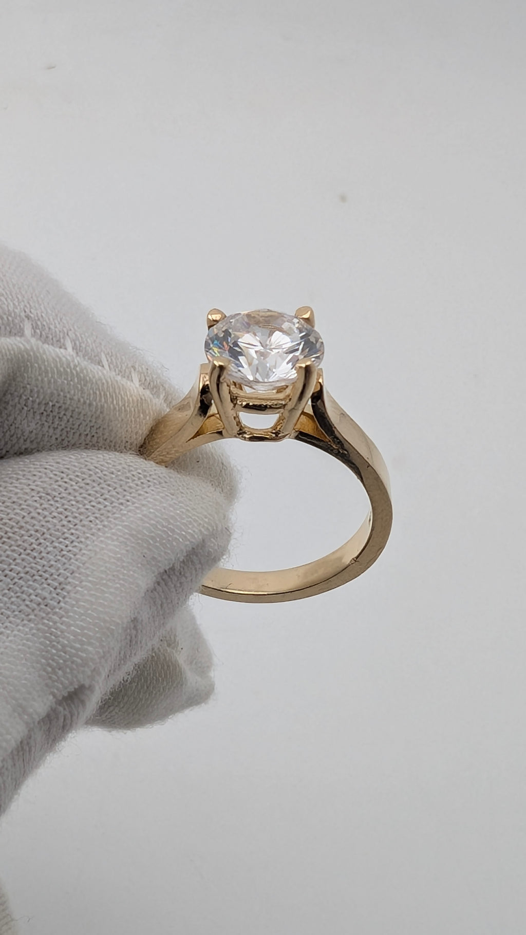 10K Yellow Gold Solitaire Ring – Round Clear Stone, Size 6¼
