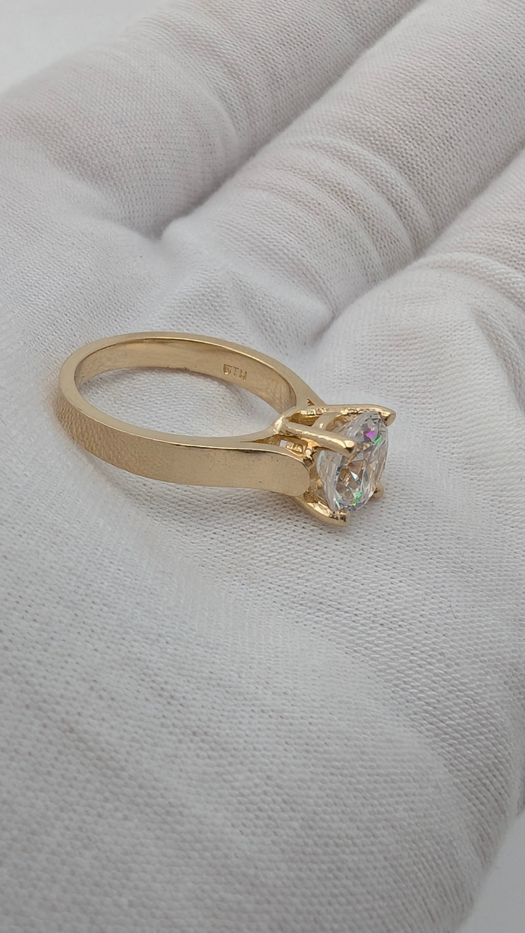 10K Yellow Gold Solitaire Ring – Round Clear Stone, Size 6¼
