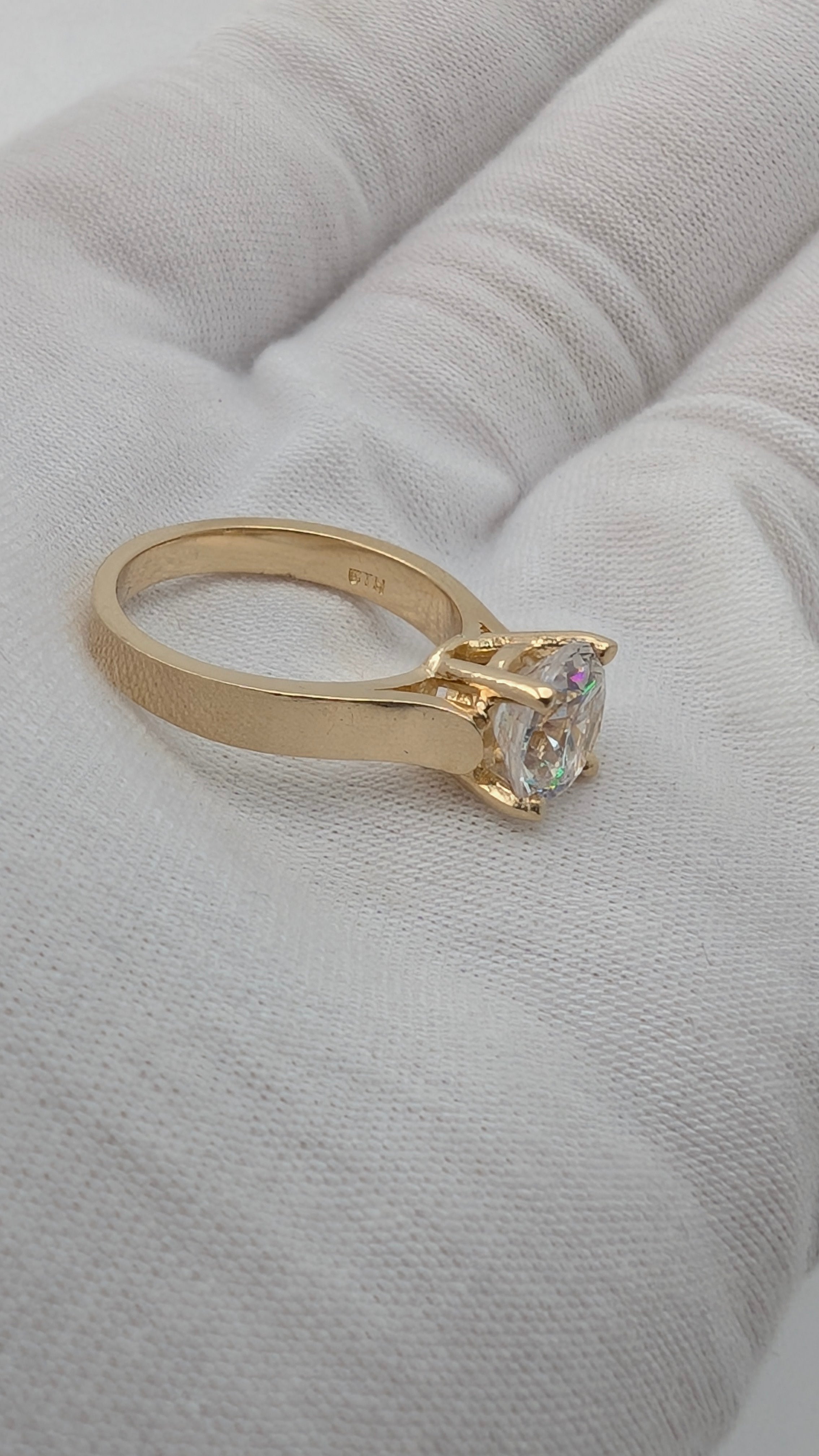 10K Yellow Gold Solitaire Ring – Round Clear Stone, Size 6¼