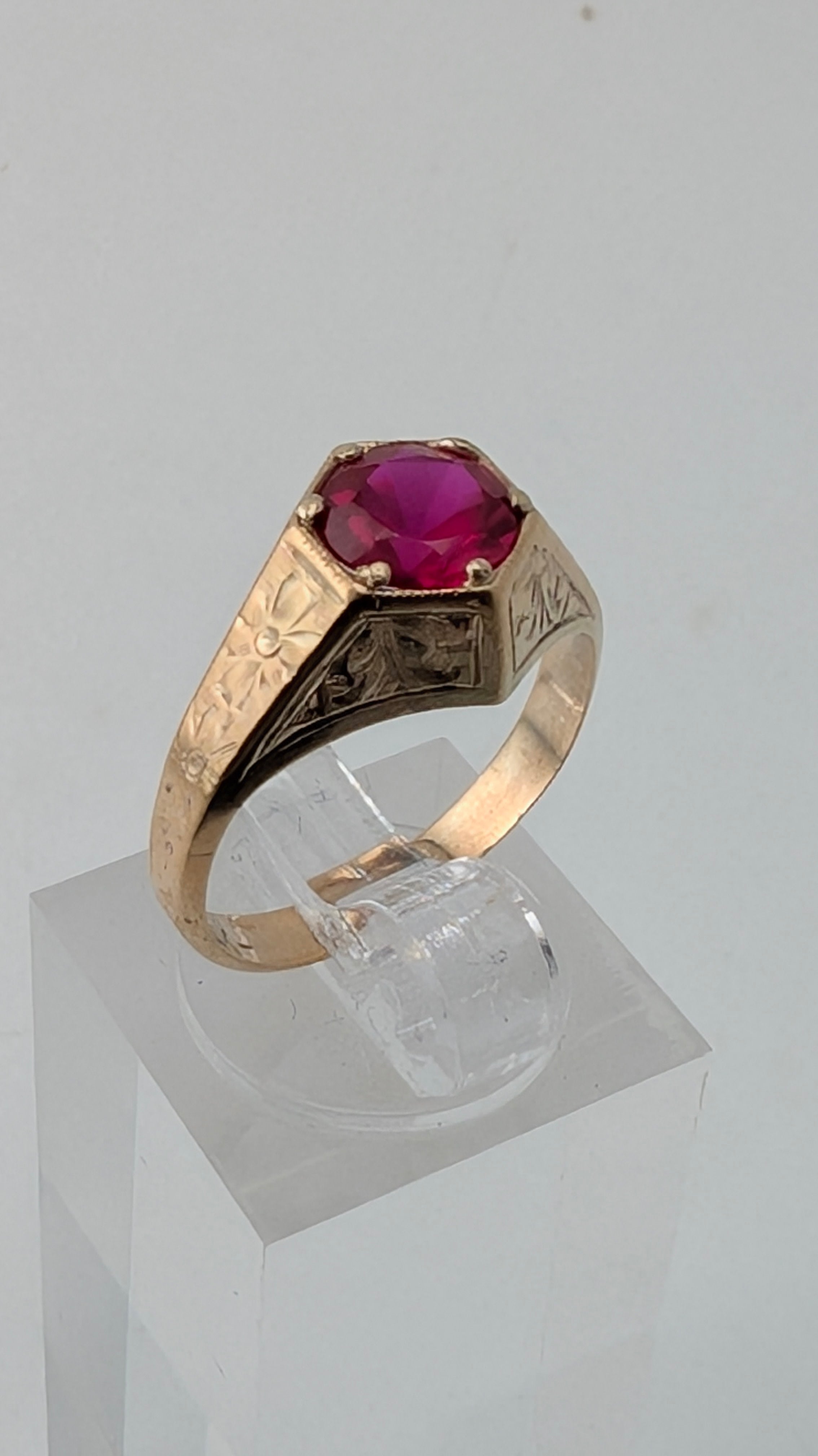 Vintage 10K Gold Red Gemstone Ring – Size 6.75