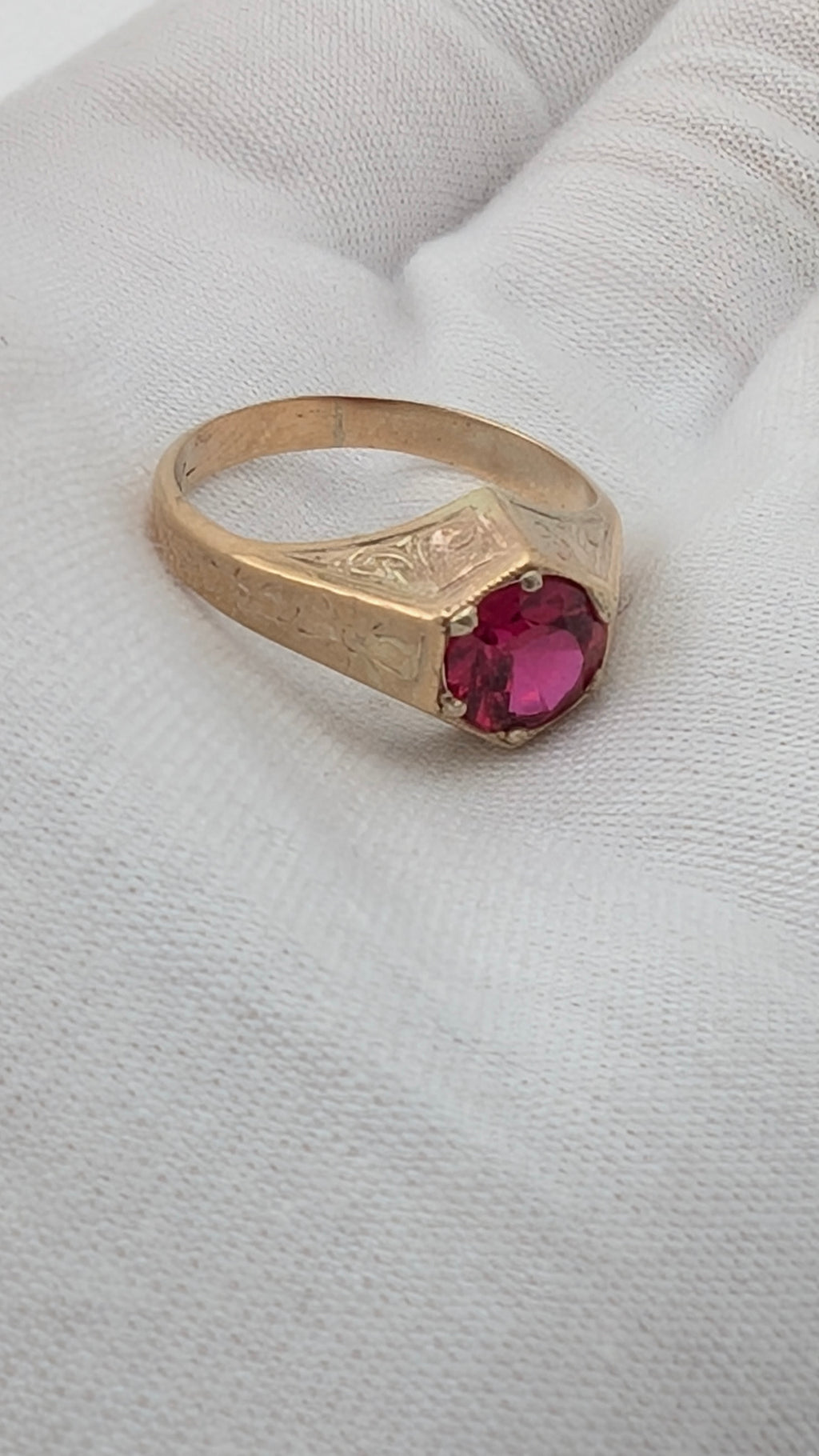 Vintage 10K Gold Red Gemstone Ring – Size 6.75
