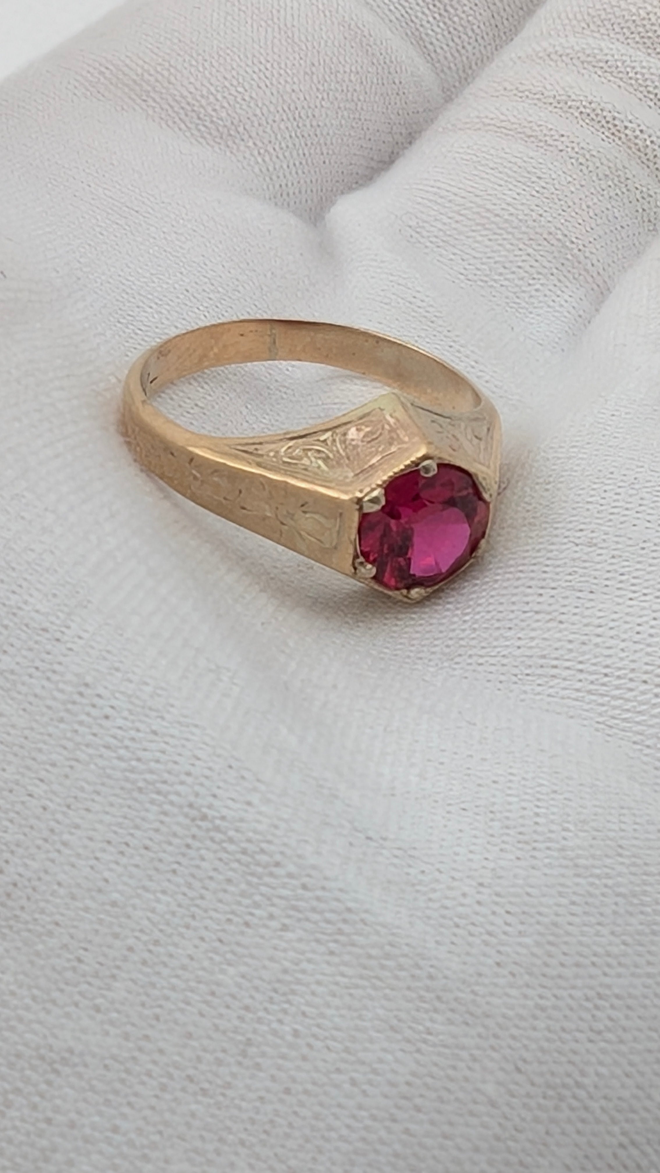 Vintage 10K Gold Red Gemstone Ring – Size 6.75
