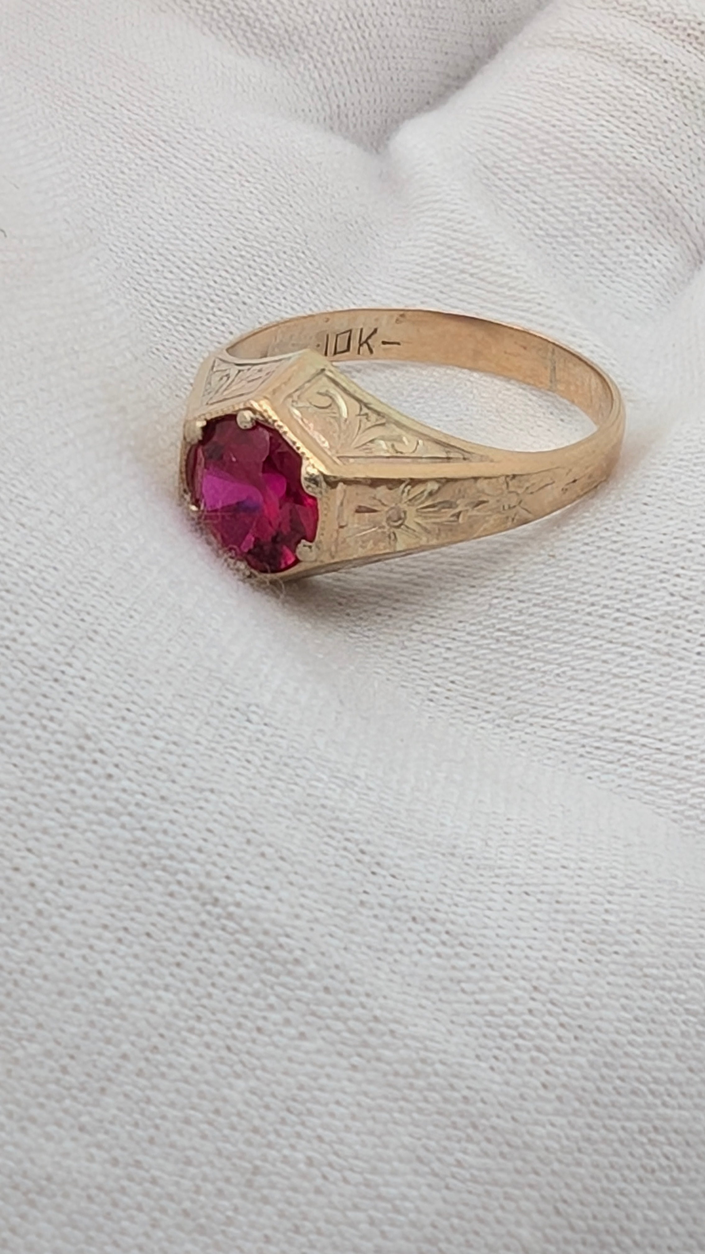 Vintage 10K Gold Red Gemstone Ring – Size 6.75