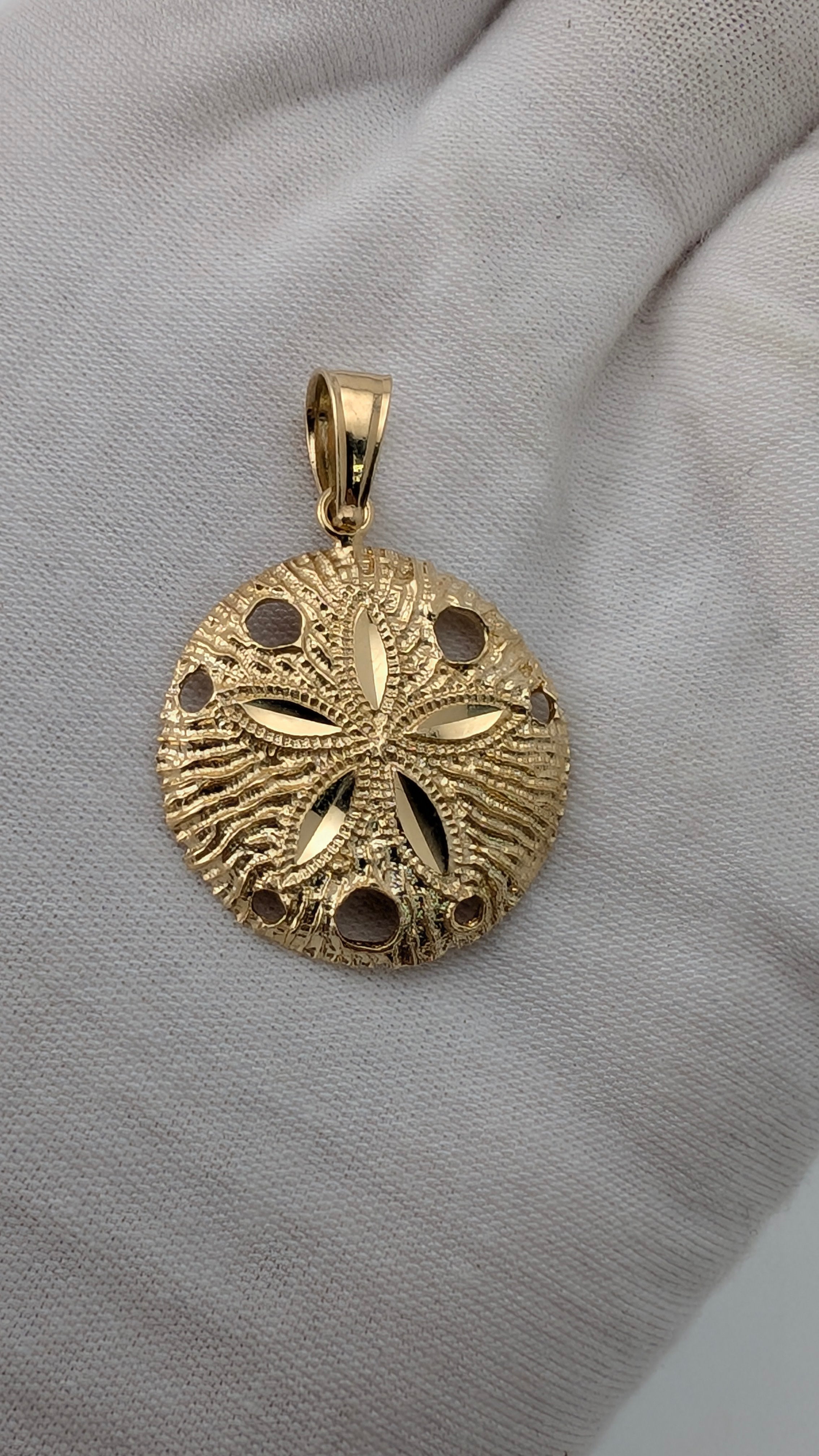 14K Yellow Gold Sand Dollar Pendant – Openwork Coastal Design | 3.57g