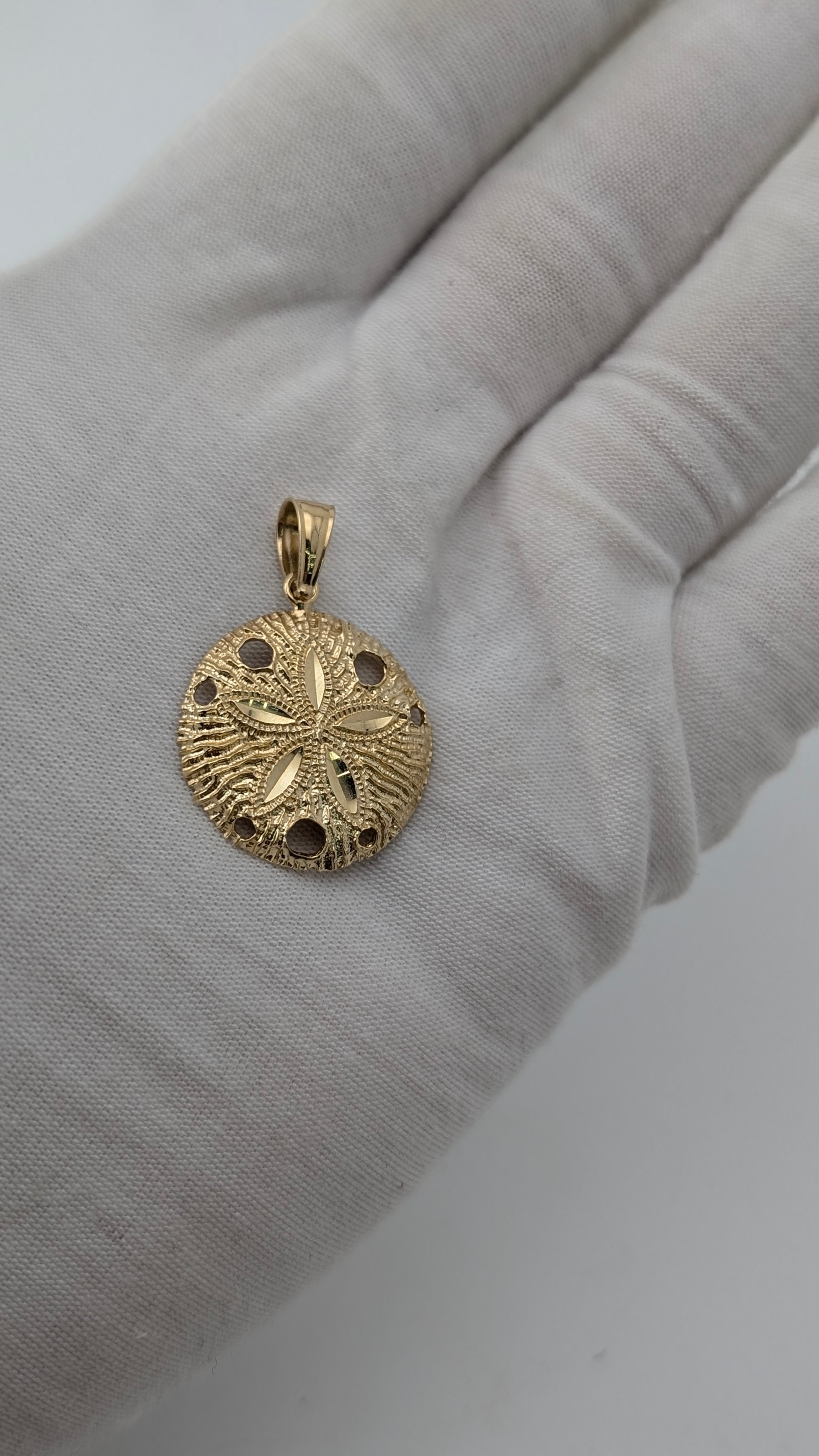 14K Yellow Gold Sand Dollar Pendant – Openwork Coastal Design | 3.57g