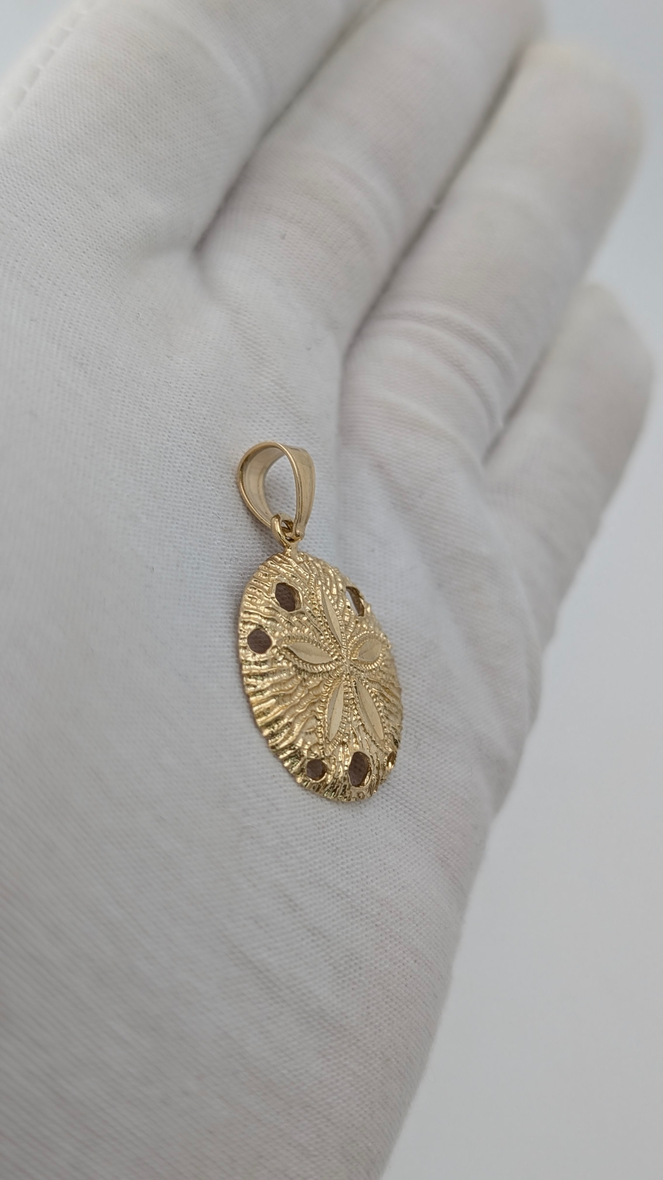 14K Yellow Gold Sand Dollar Pendant – Openwork Coastal Design | 3.57g