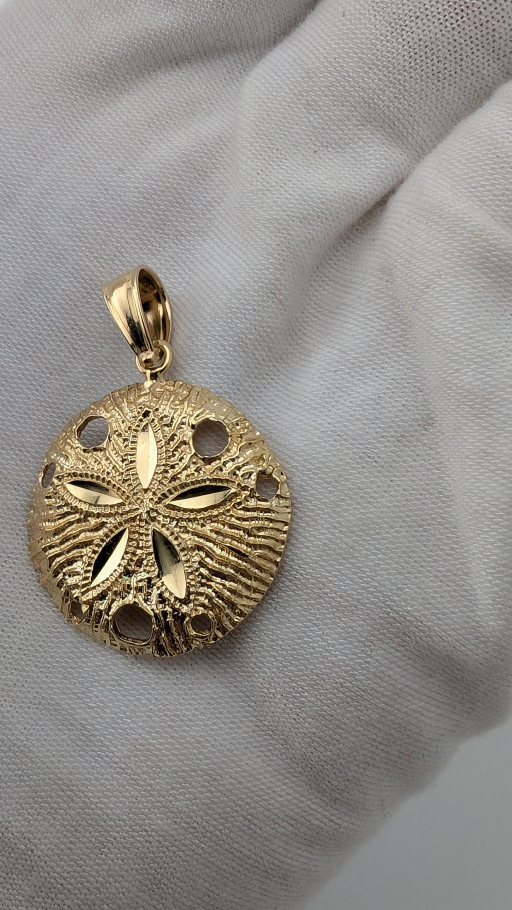 14K Yellow Gold Sand Dollar Pendant – Openwork Coastal Design | 3.57g