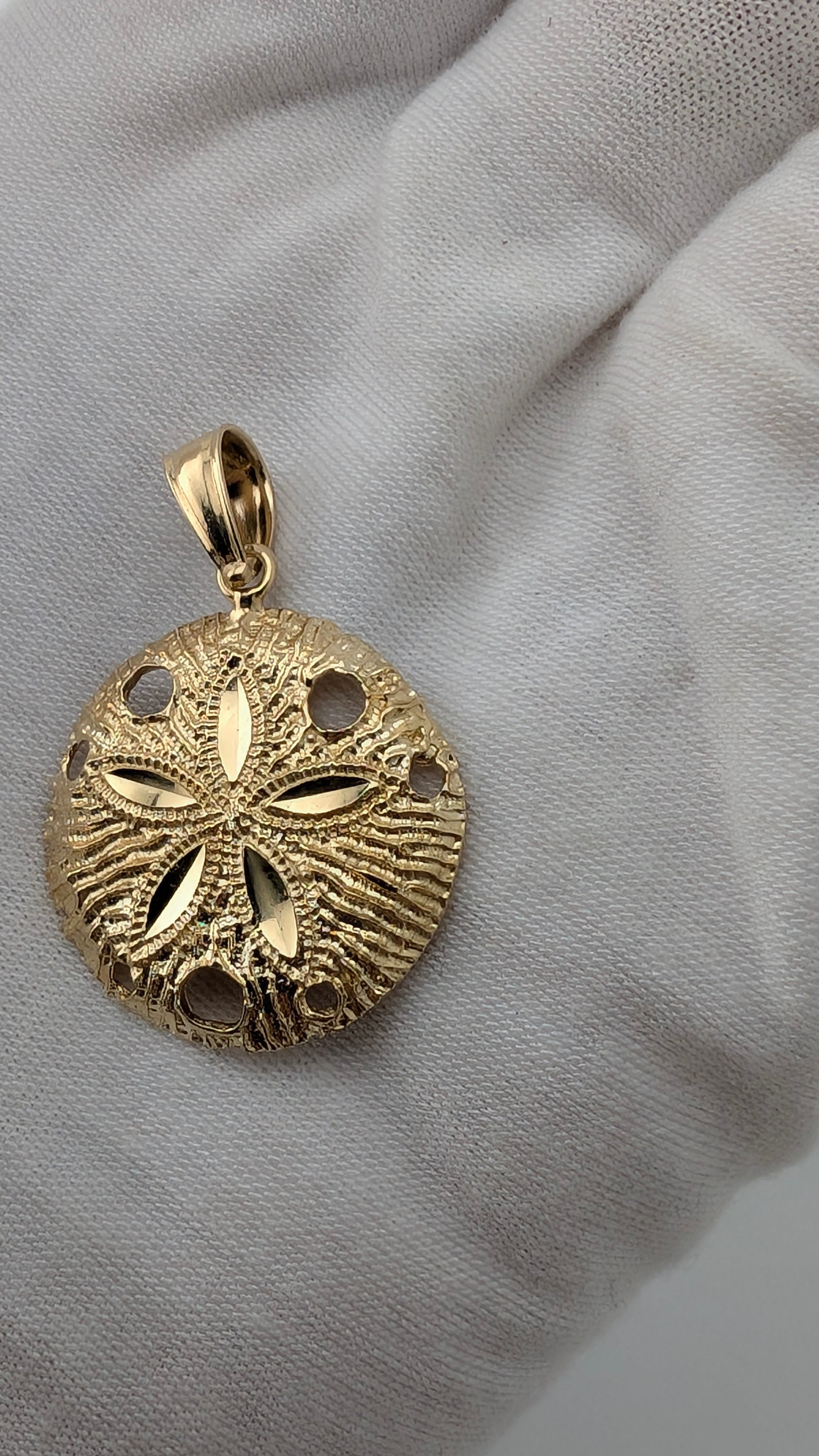 14K Yellow Gold Sand Dollar Pendant – Openwork Coastal Design | 3.57g