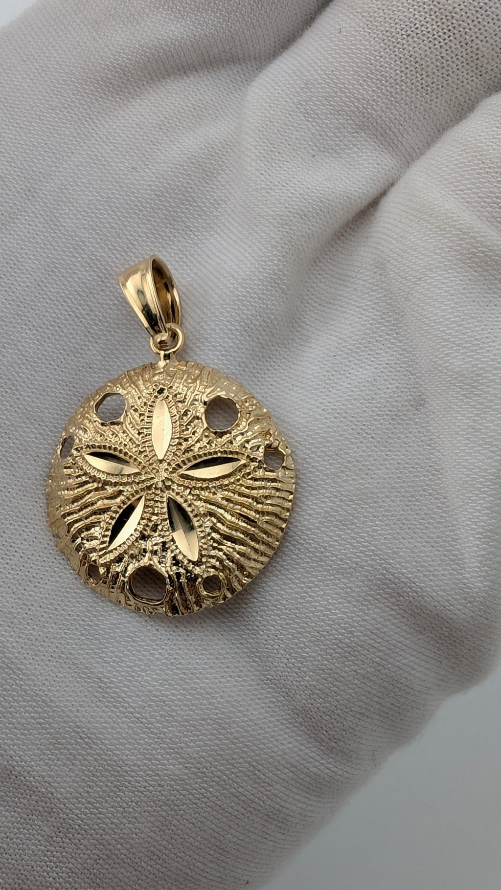 14K Yellow Gold Sand Dollar Pendant – Openwork Coastal Design | 3.57g