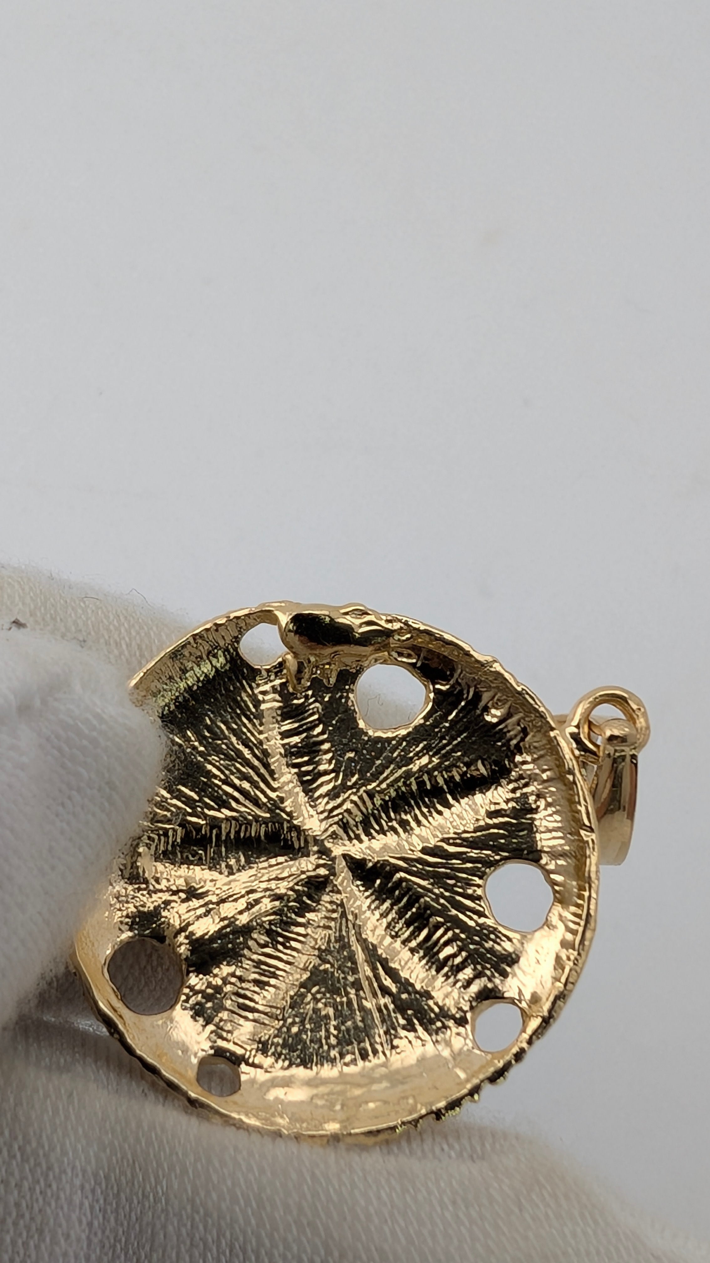 14K Yellow Gold Sand Dollar Pendant – Openwork Coastal Design | 3.57g