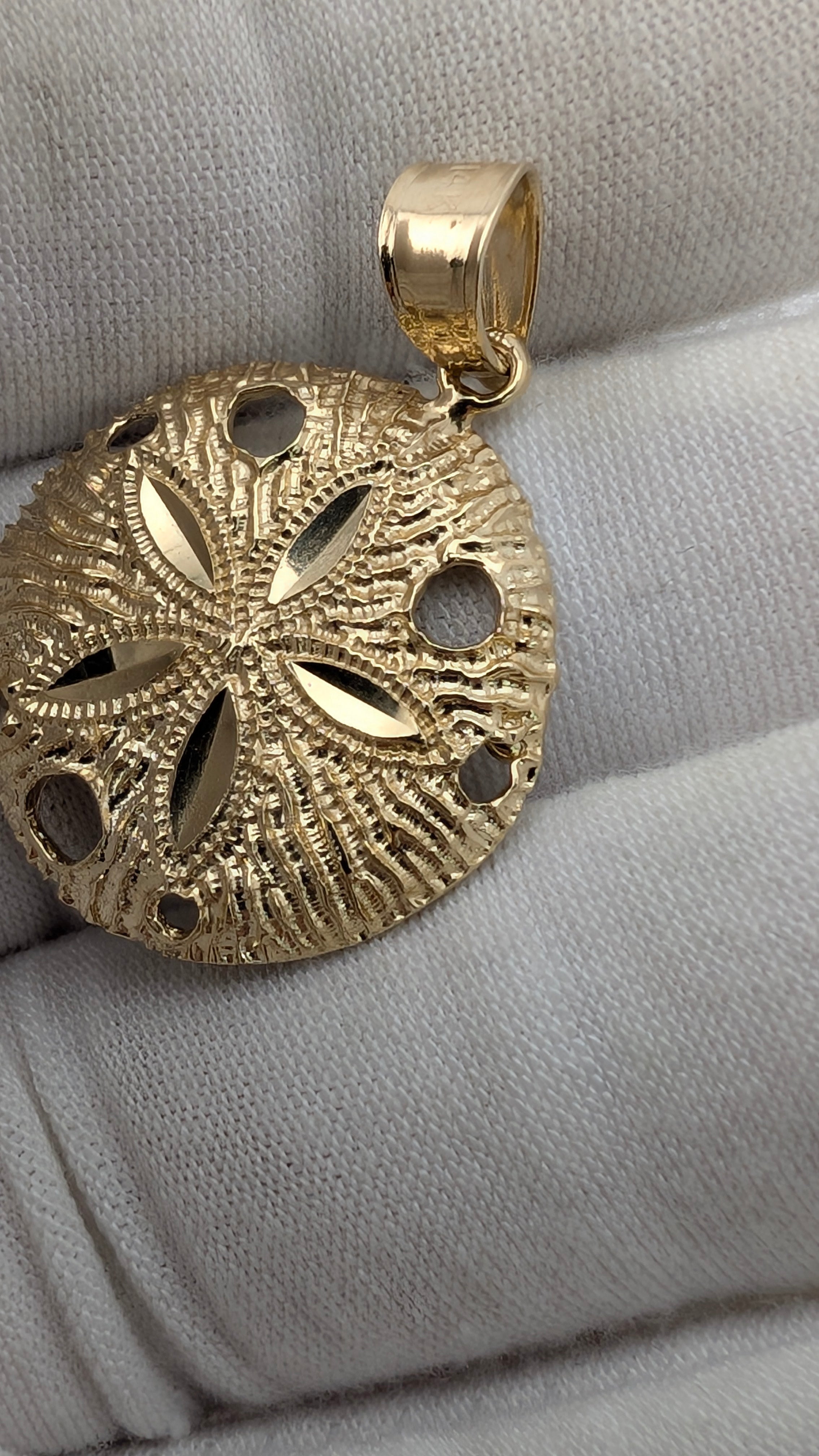 14K Yellow Gold Sand Dollar Pendant – Openwork Coastal Design | 3.57g