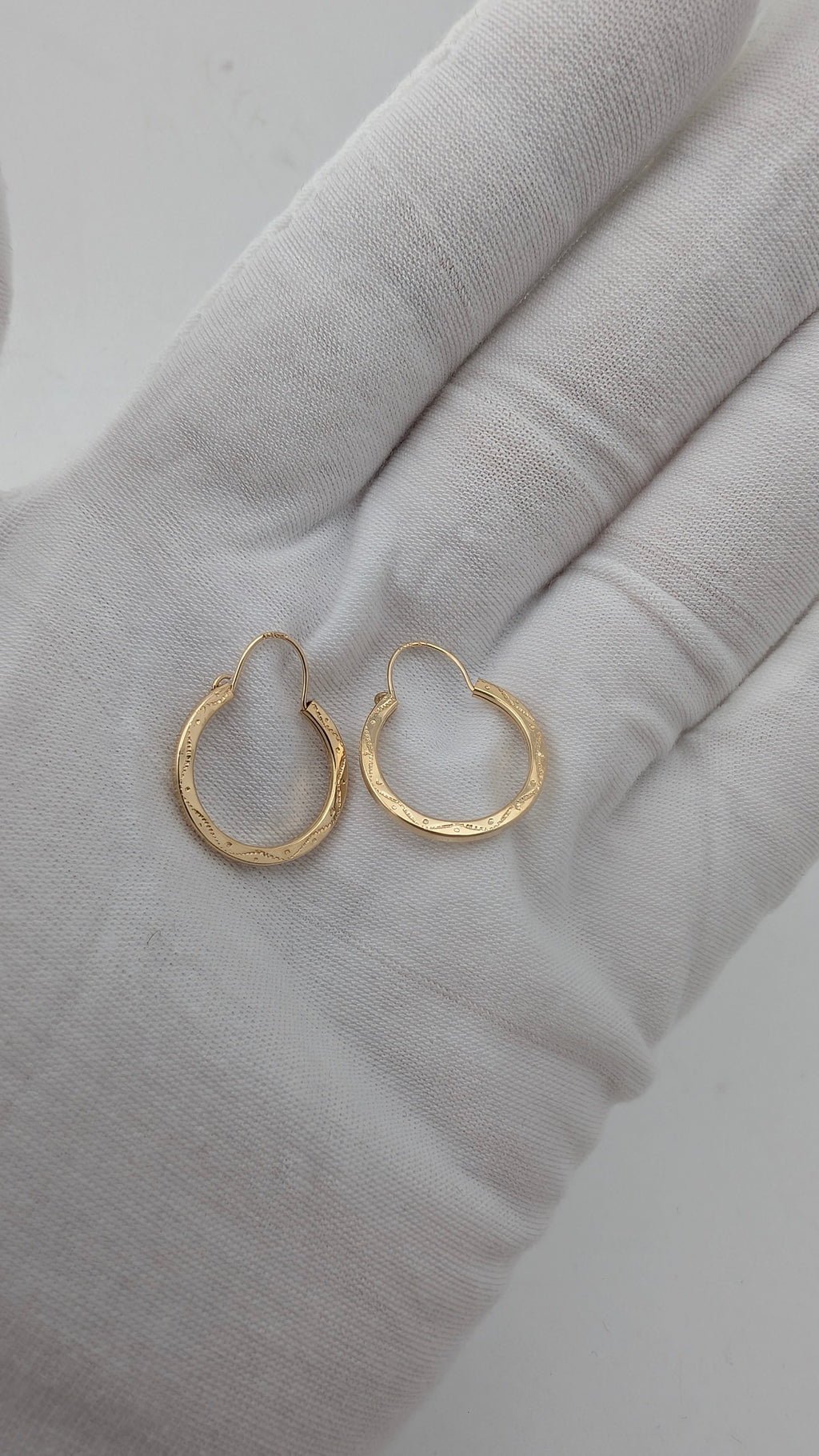 14K Yellow Gold Engraved Hoop Earrings – 17mm – 1.0g