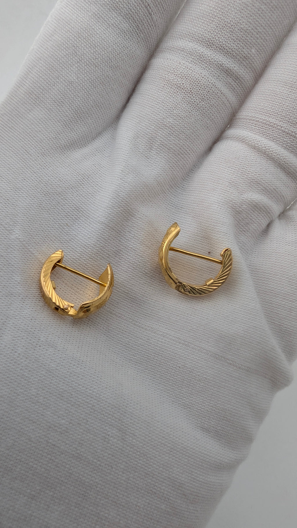 Elegant 21K Yellow Gold Diamond-Cut Huggie Earrings – 13.8mm – 2.58g