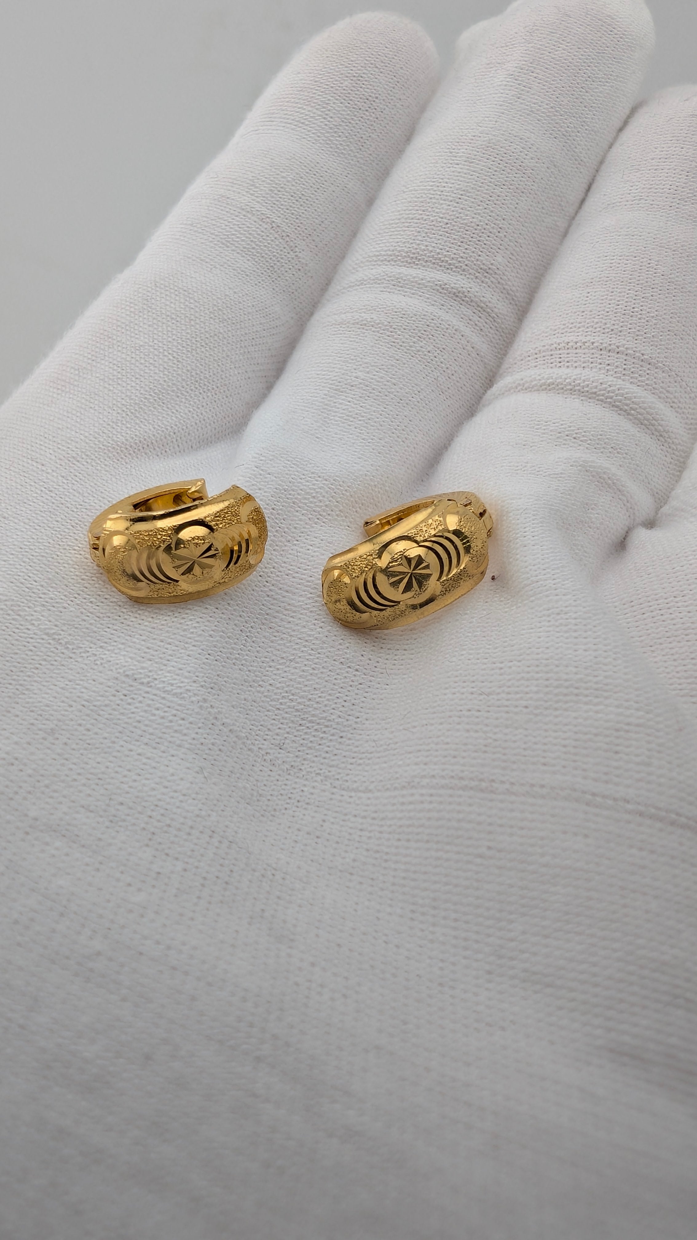 Elegant 21K Yellow Gold Diamond-Cut Huggie Earrings – 13.8mm – 2.58g