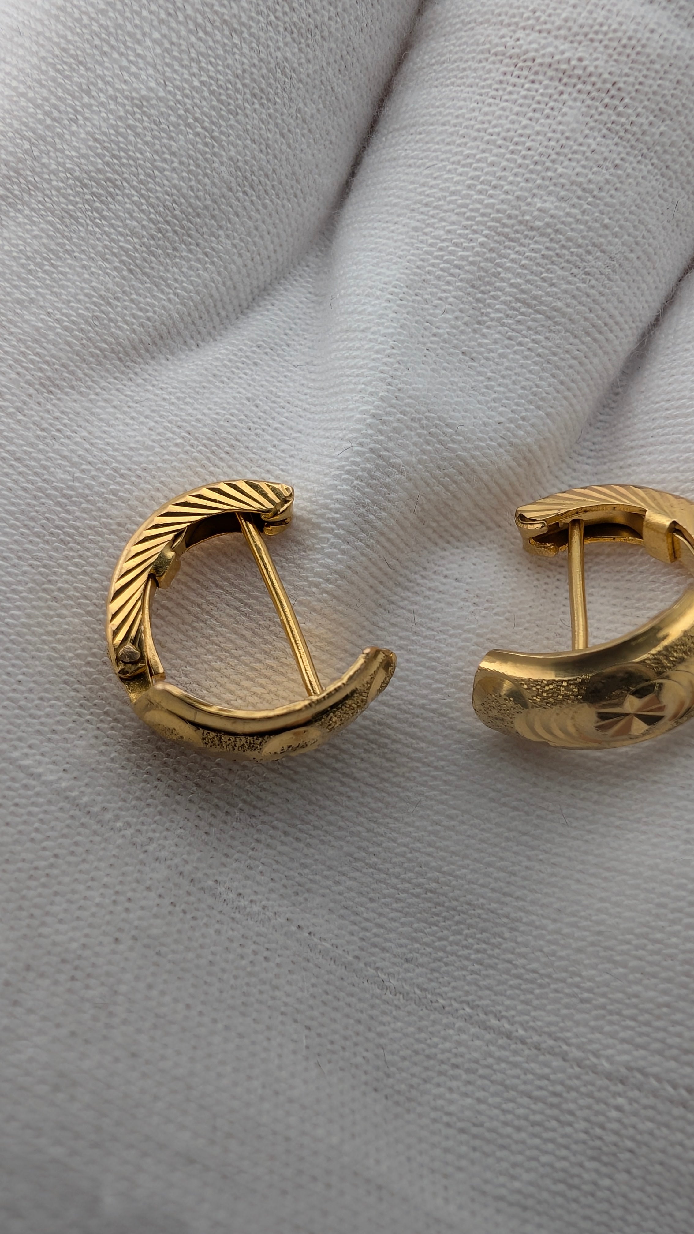 Elegant 21K Yellow Gold Diamond-Cut Huggie Earrings – 13.8mm – 2.58g