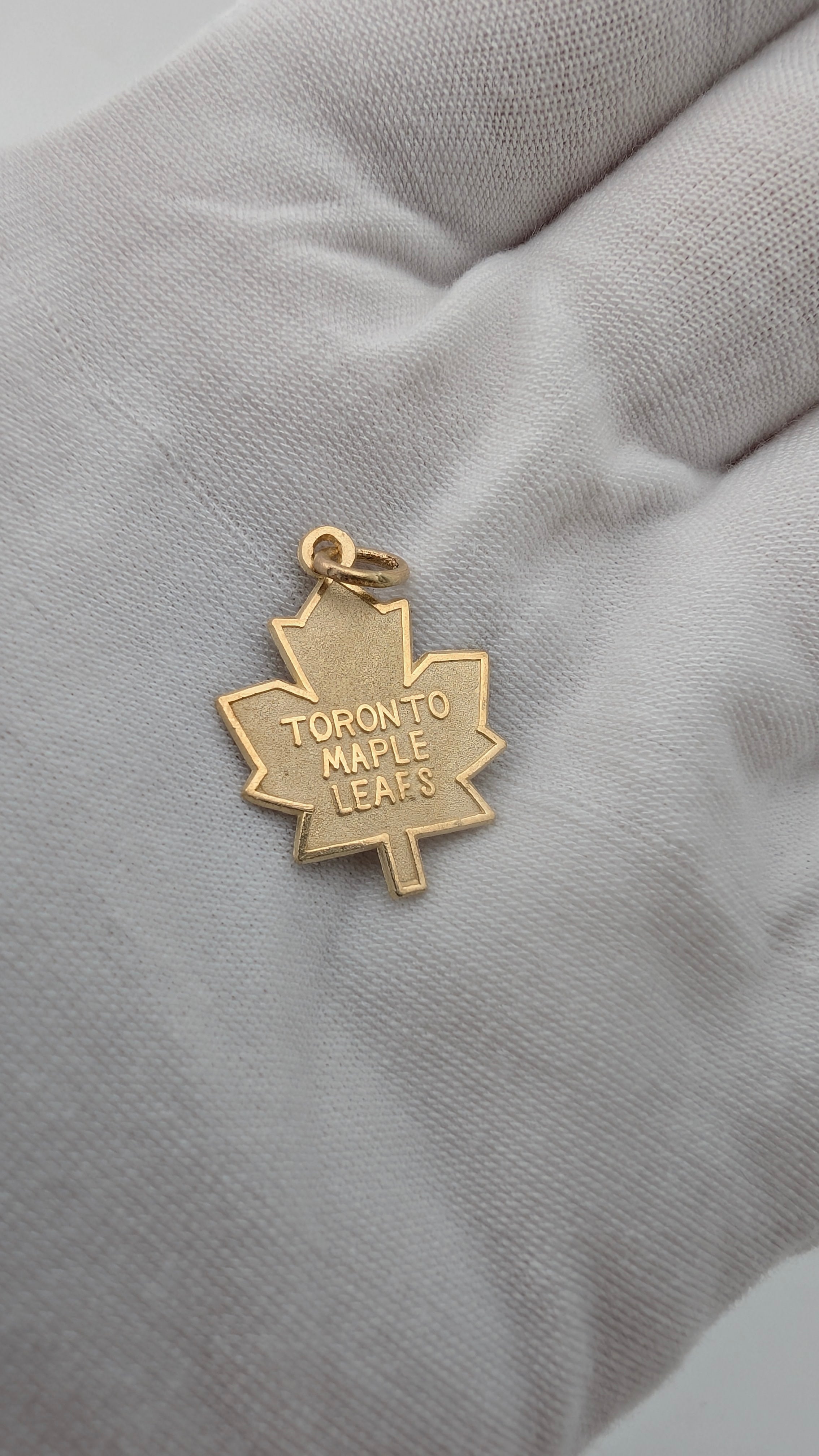 Vintage 10K Yellow Gold Toronto Maple Leafs Pendant | 24mm | 0.90g