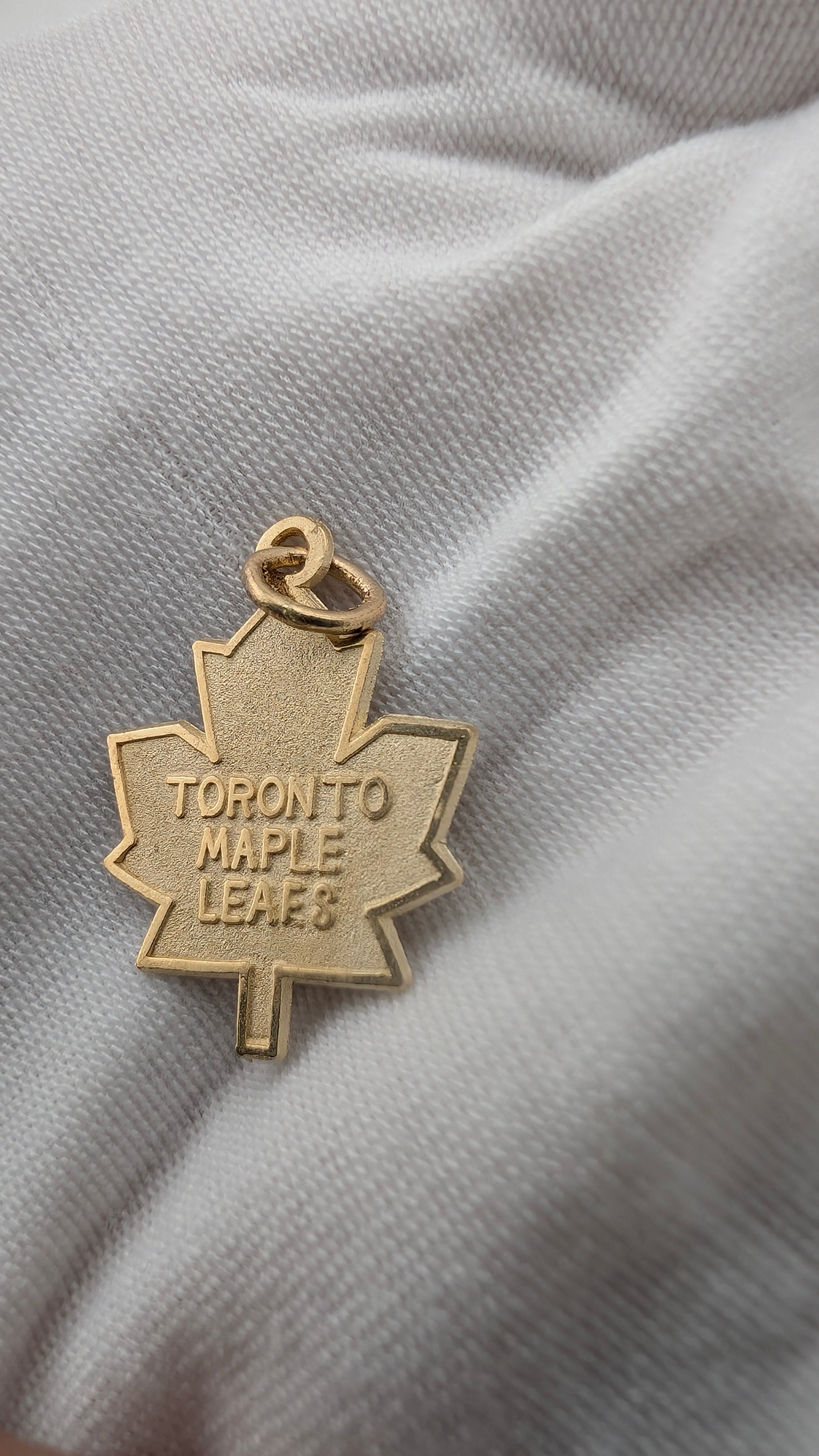 Vintage 10K Yellow Gold Toronto Maple Leafs Pendant | 24mm | 0.90g